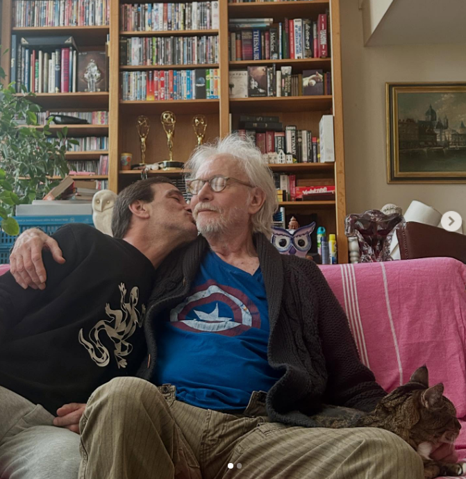 Anthony Geary and his husband Claudio Gama kissing on a sofa in their home in Amsterdam, from a post dated November 20, 2025 | Source: Instagram/claudiogama_71