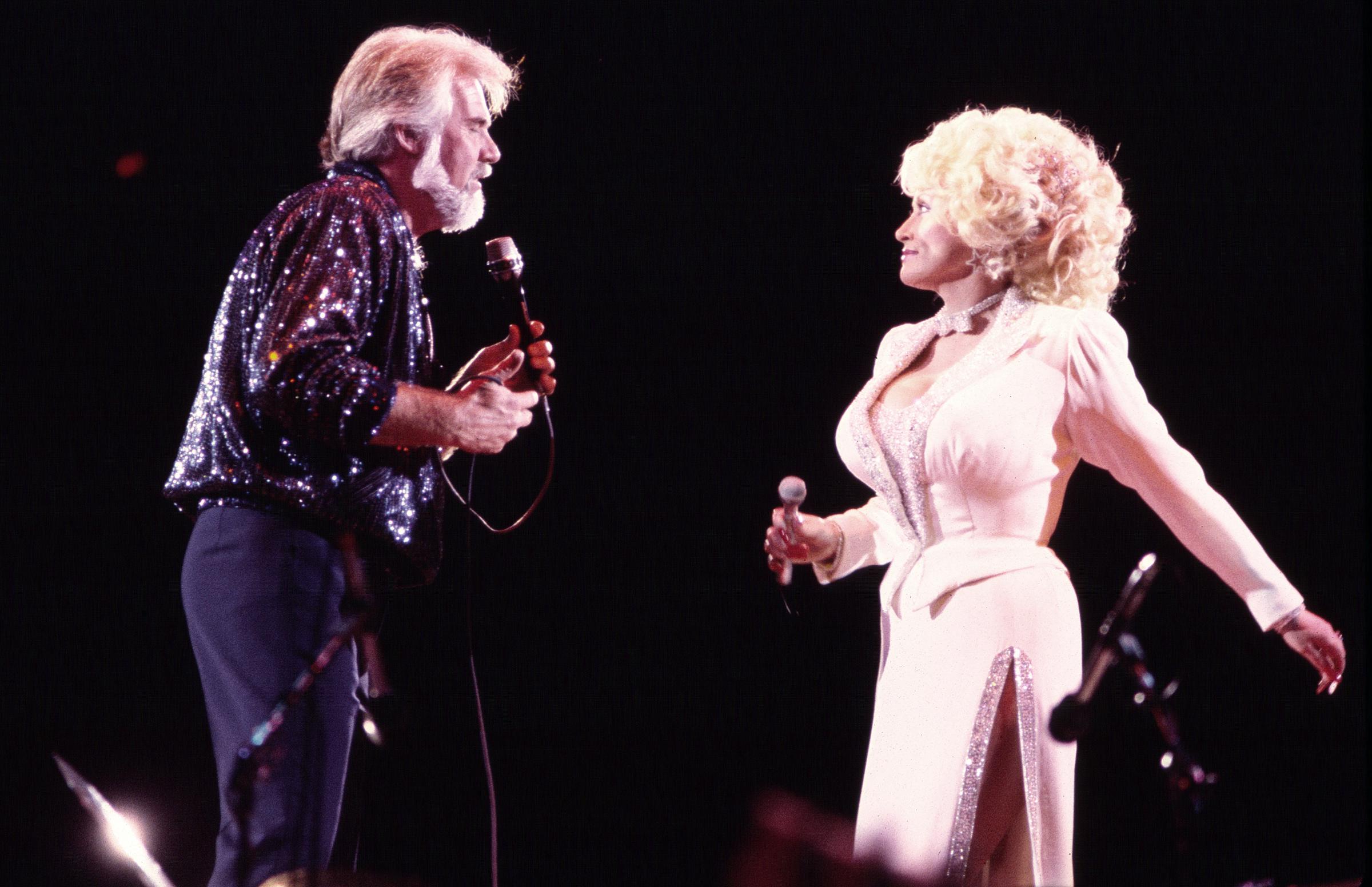 Dolly Parton and Kenny Rogers perform together onstage in 1985, capturing the chemistry and affection that defined their decades-long musical partnership. | Source: Getty Images