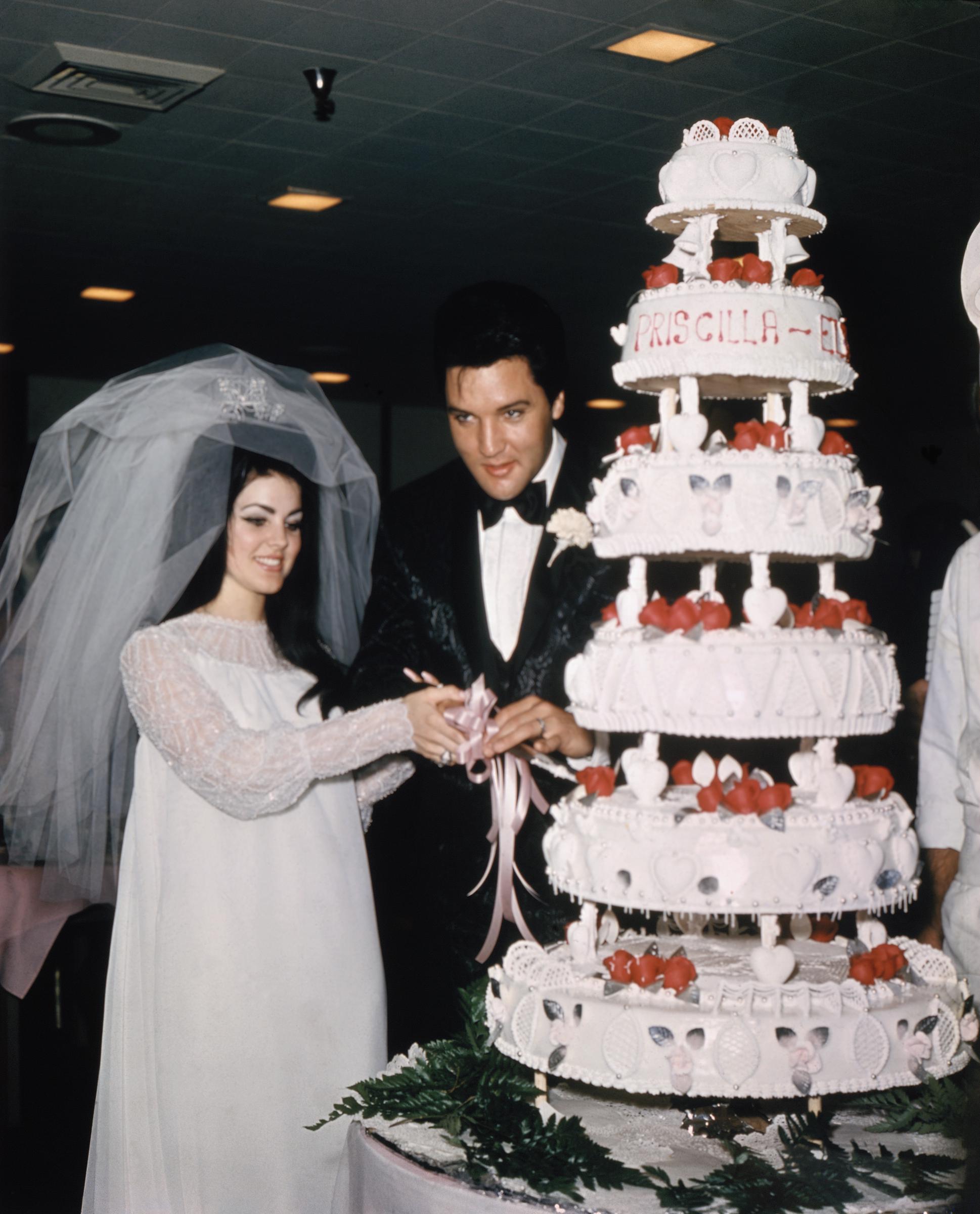 Priscilla and Elvis Presley photographed on their wedding day on May 1, 1967. | Source: Getty Images