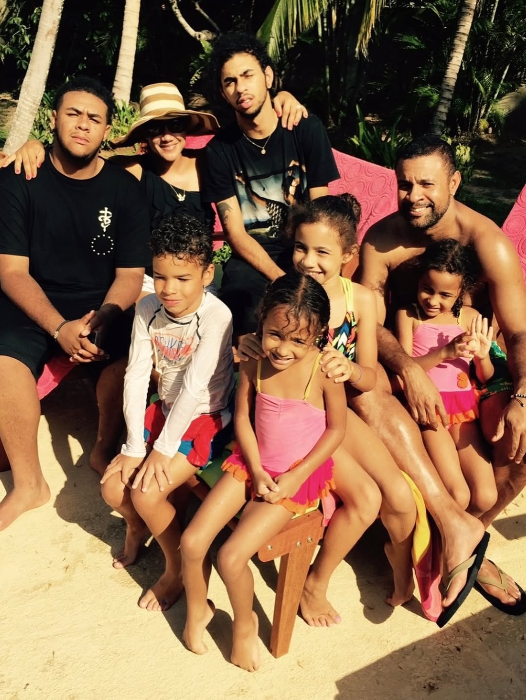 Shaggy sits outdoors with his children and extended family during a relaxed beach gathering | Source: Instagram/direalshaggy