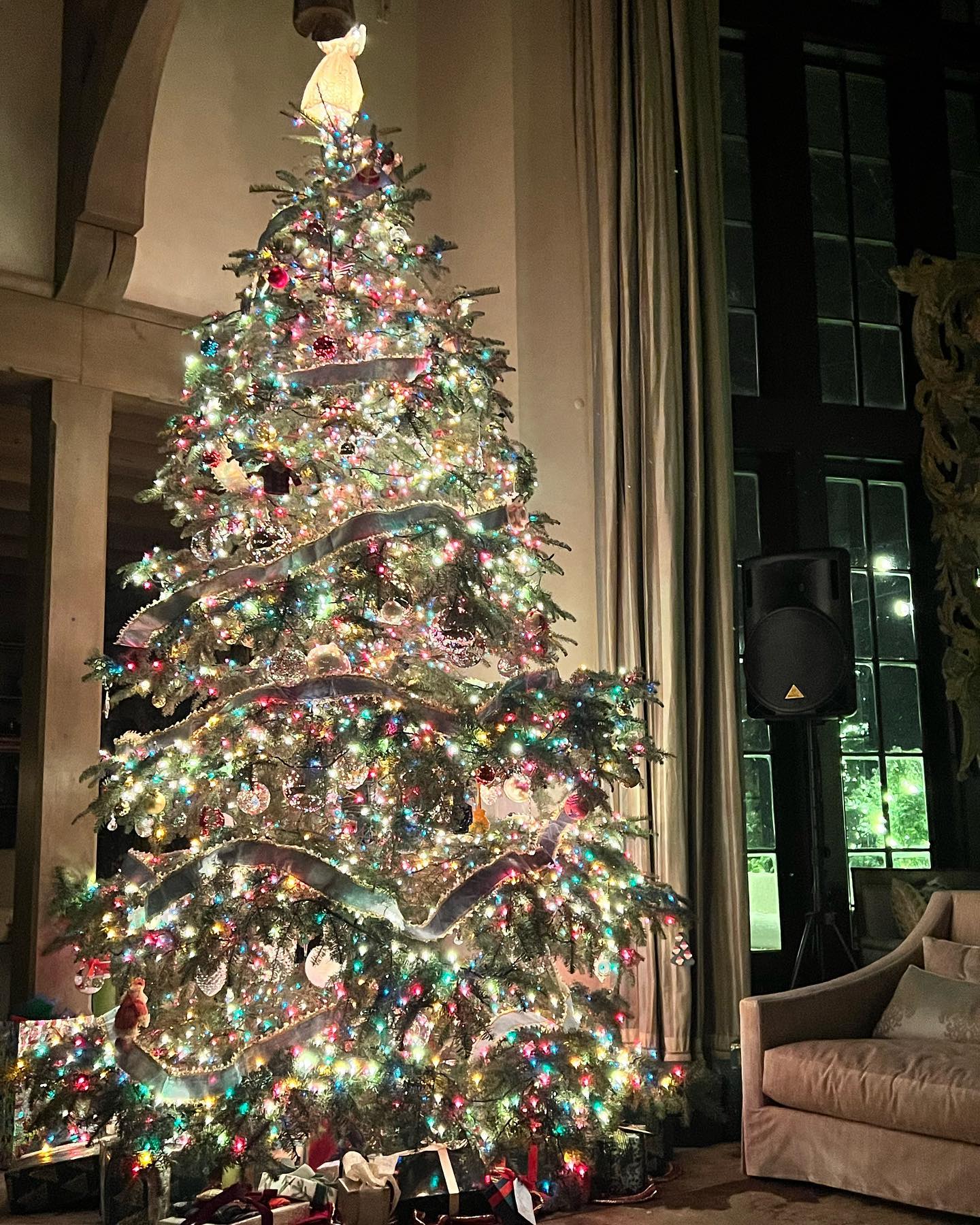 The family's holiday decorations have changed between celebrations while remaining impressively elaborate. The double-height spaces in their Nashville residence make room for particularly ambitious seasonal displays. | Source: Instagram/thetimmcgraw
