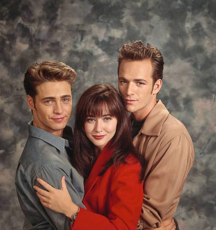 The teen icon poses with fellow actors Luke Perry and Shannen Doherty in September 1991 | Source: Getty images
