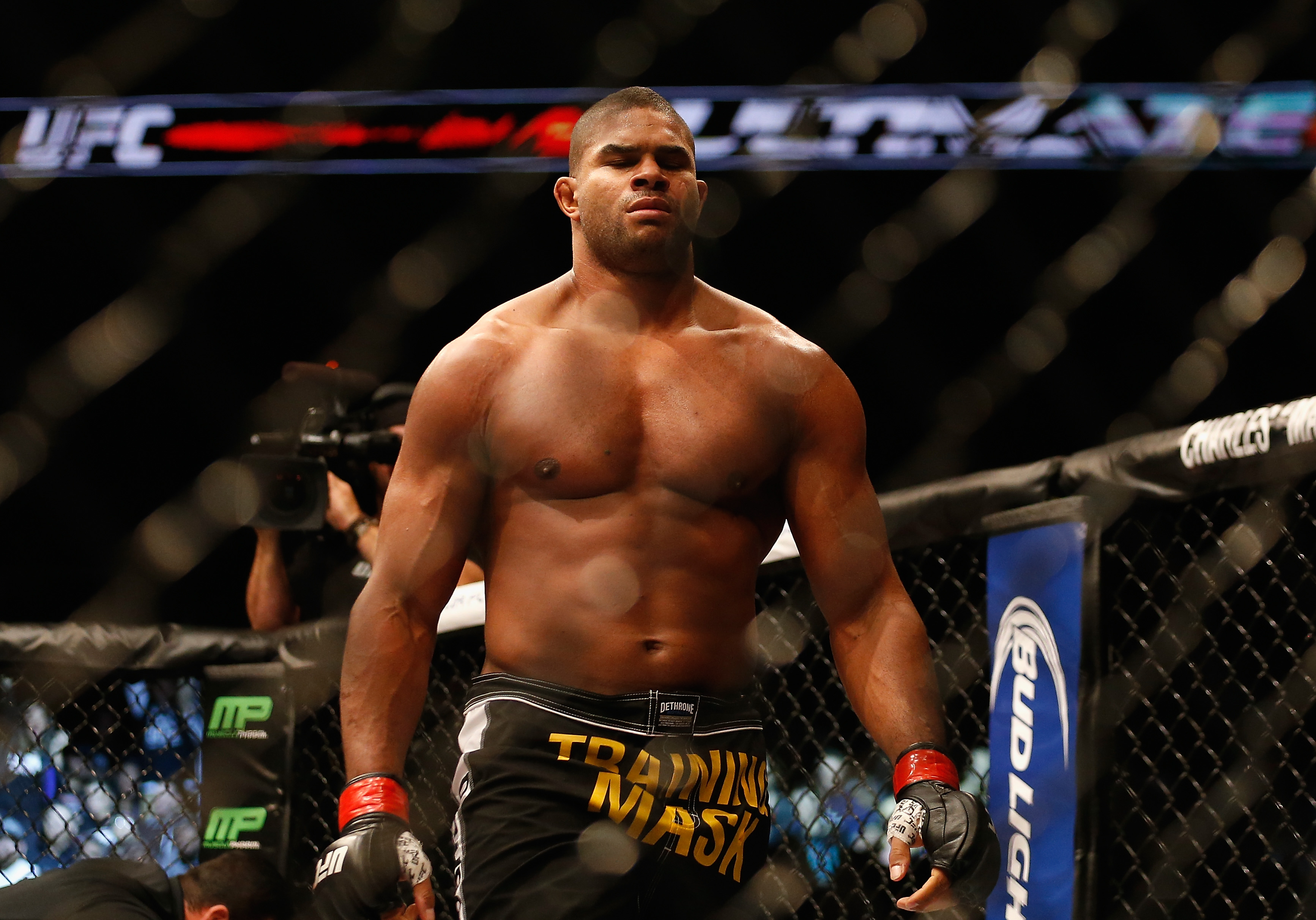 Alistair Overeem's size and strength were evident inside the Octagon after he knocked out Stefan Struve during UFC Fight Night at the U.S. Airways Center in Phoenix, Arizona, on December 13, 2014. Standing near the cage moments after his heavyweight victory, Overeem still carried the muscular frame that had long accompanied his success in combat sports. Maintaining that physique remained part of his fighting career, years before retirement brought major changes to his diet and body.