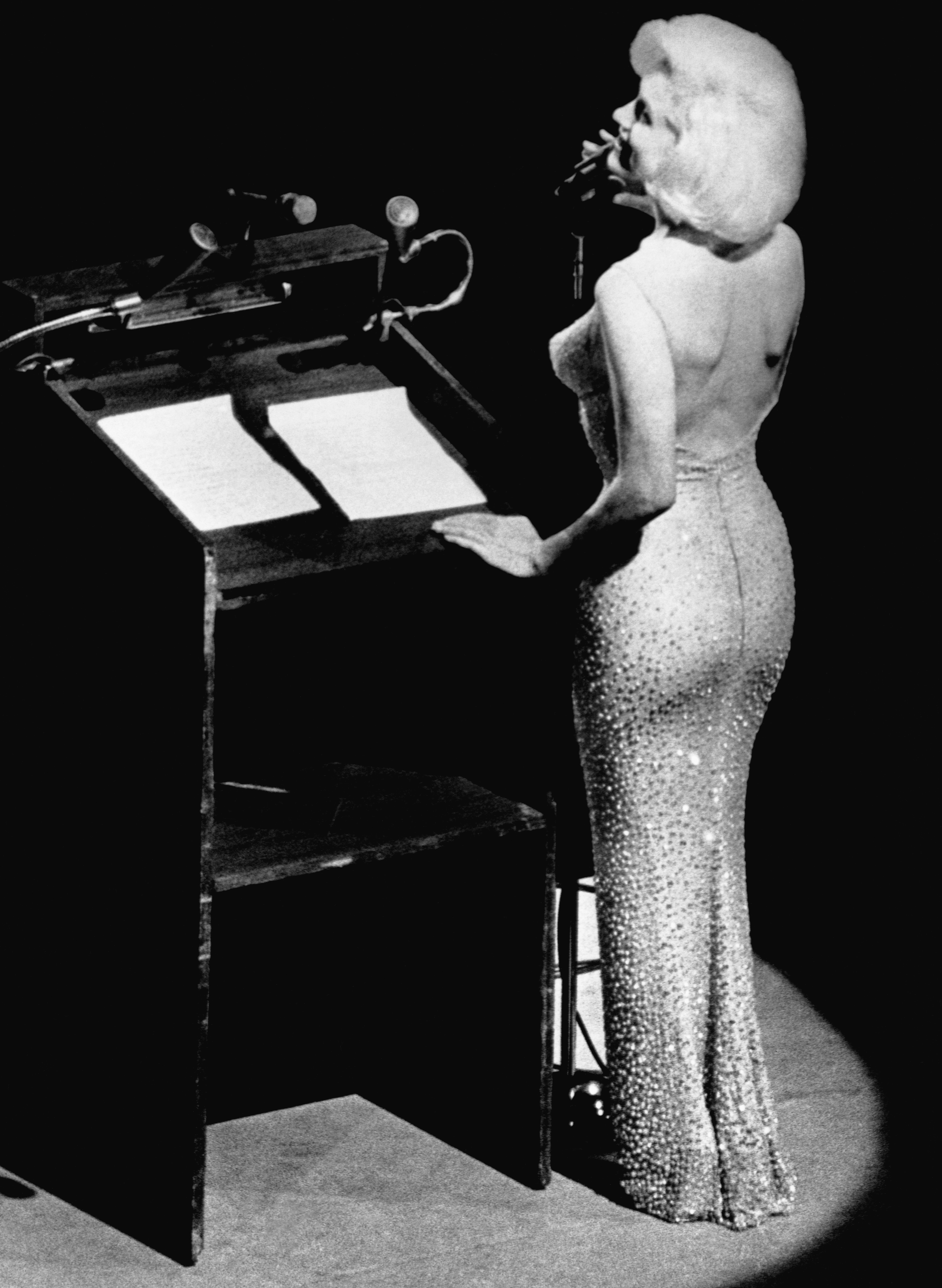 Marilyn Monroe sings "Happy Birthday" to President John F. Kennedy at Madison Square Garden on May 19, 1962 | Source: Getty Images