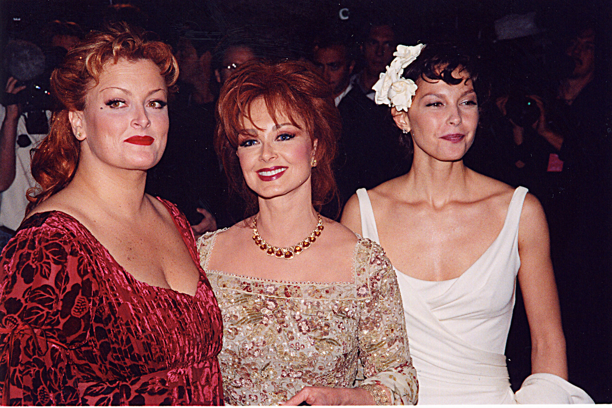 Wynonna posed with her mother, Naomi Judd, and sister, Ashley Judd, at the 1998 Vanity Fair Oscar Party in Los Angeles. Years later, Wynonna would speak openly with her family about body image and explain that her goal was not competition or an idealized figure, but to be healthy. | Source: Getty Images