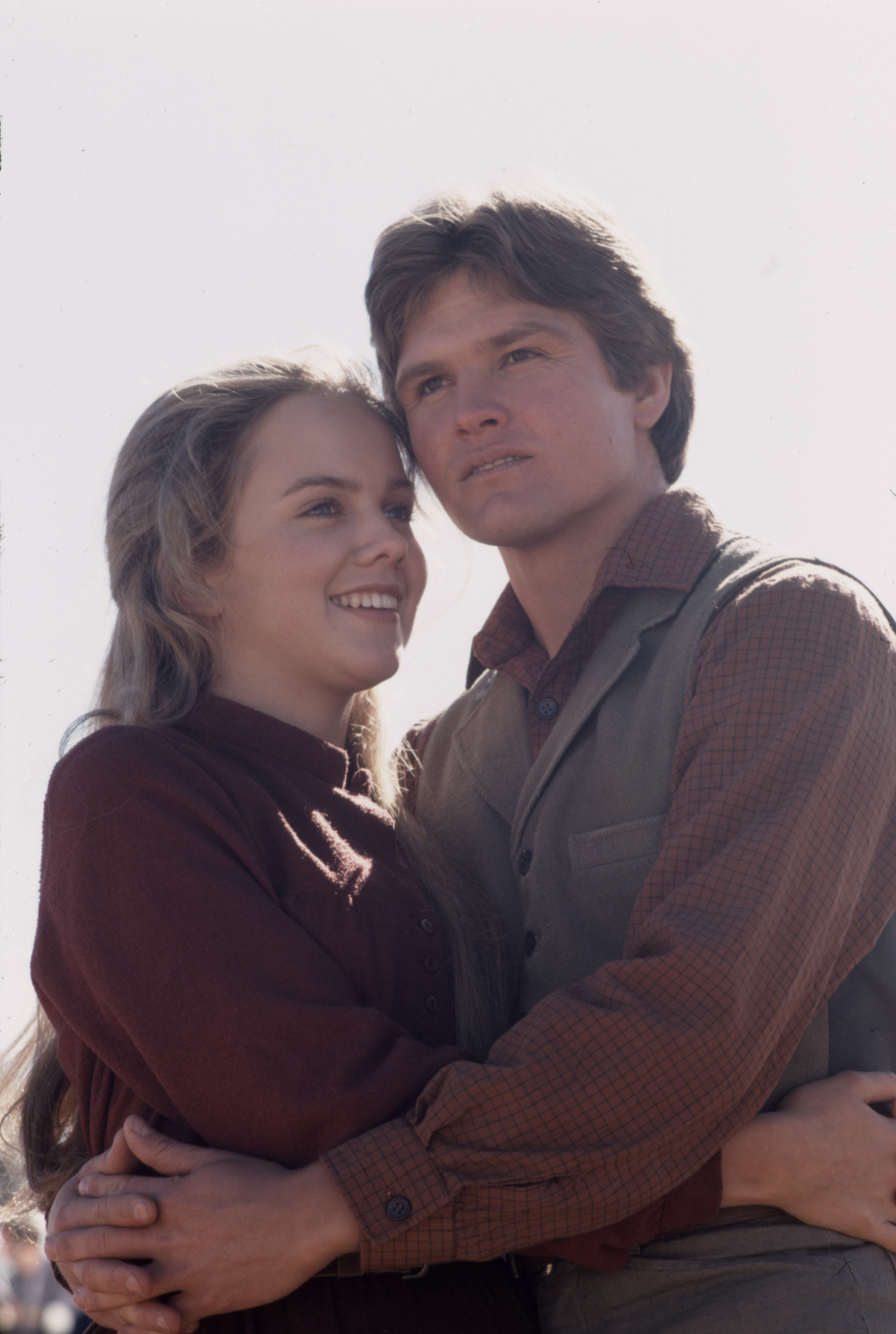 Embracing co-star Roger Kern against the vast Arizona sky, 22-year-old Linda Purl beamed with youthful optimism while filming the 1978 television series "The Young Pioneers" at Empire Ranch in Sonoita. Dressed in a frontier-style maroon blouse, her round cheeks and bright smile captured the tender, dewy-eyed charm that defined her roles in the late 1970s. | Source: Getty Images
