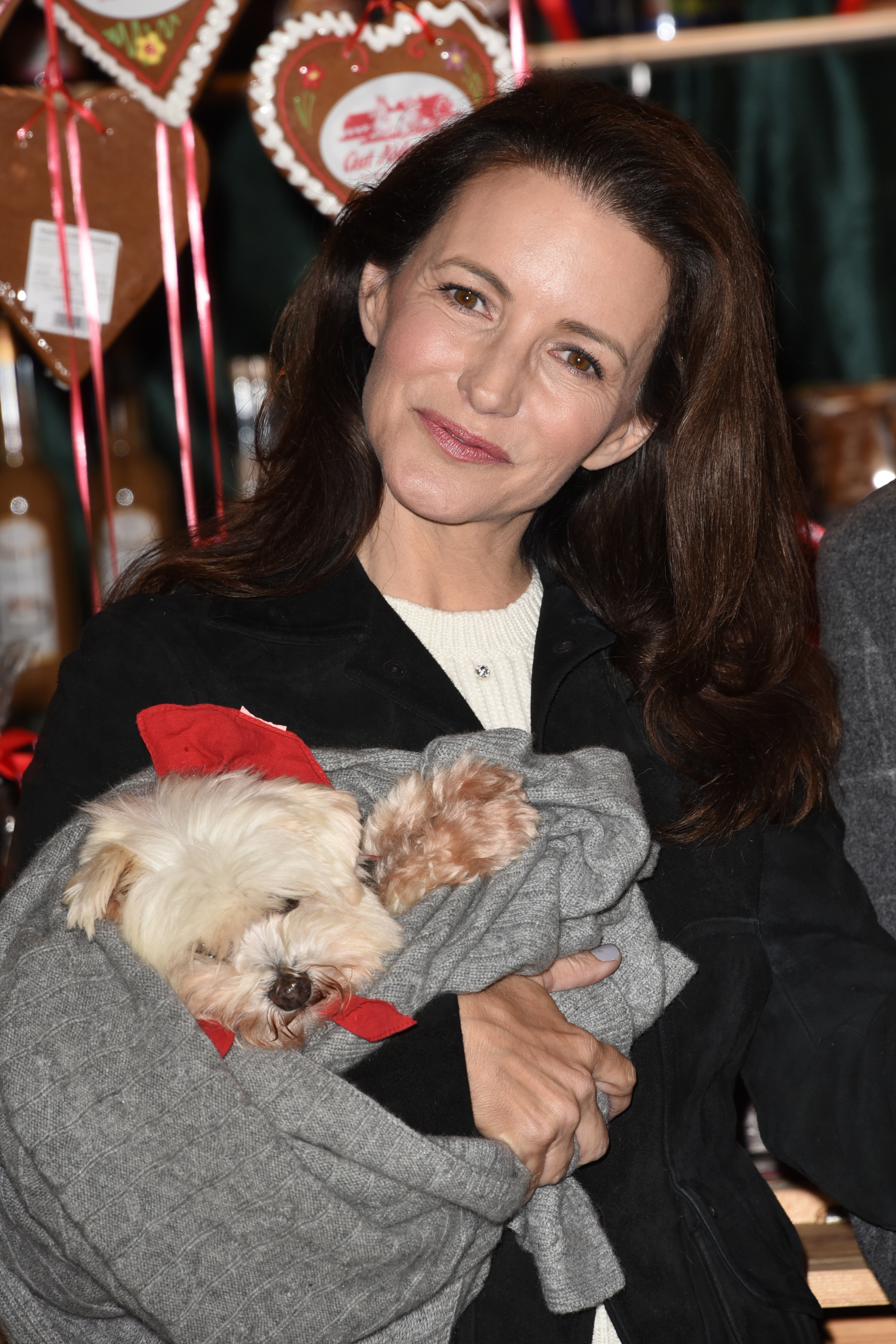 Kristin Davis pictured with a dog in her arms at the traditional opening of the Christmas market at Gut Aiderbichl on November 13, 2018. | Source: Getty Images