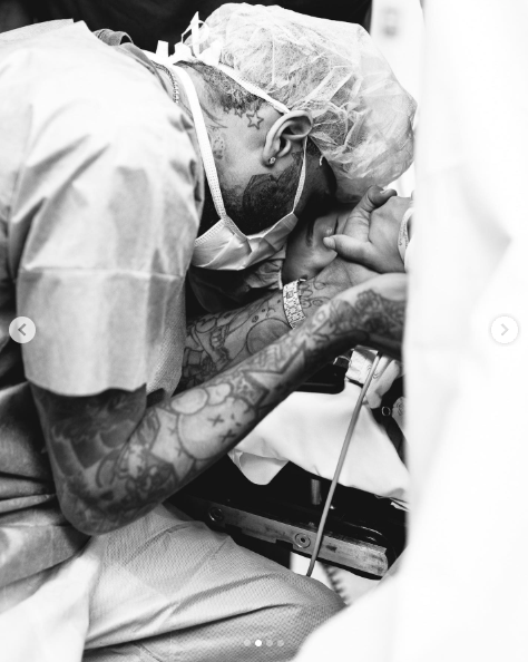 Chris Brown and Ammika Harris sharing a special moment after Aeko Brown was born. | Source: Instagram/chrisbrownofficial