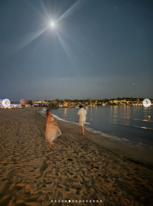 Another photo showed her two younger kids walking the beach at night, but they had changed from swimwear to more appropriate clothes for dinner. | Source: Instagram/katehudson