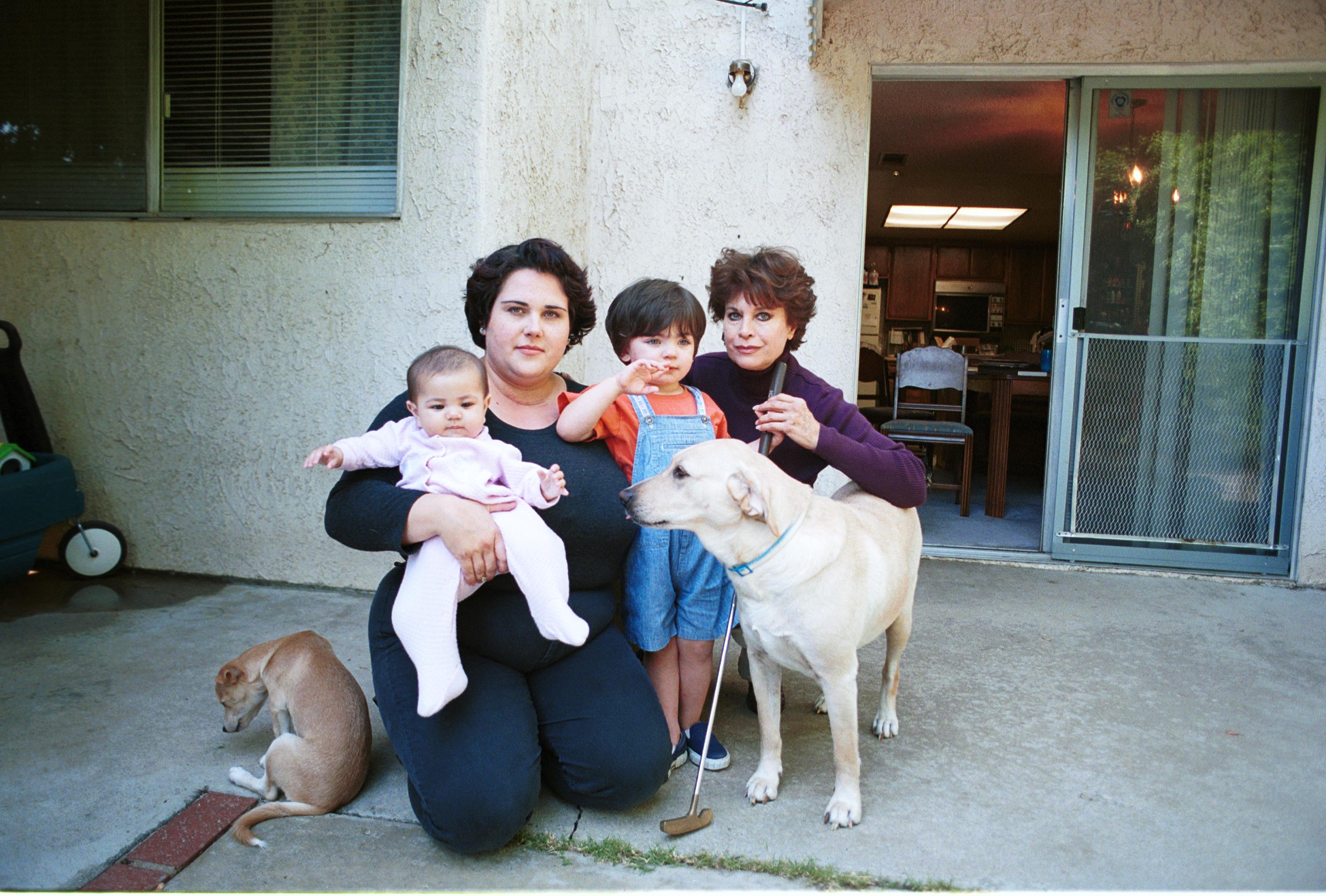 The actress pictured with her daughter and grandchildren at their backyard on September 28, 2000 | Source: Getty Images