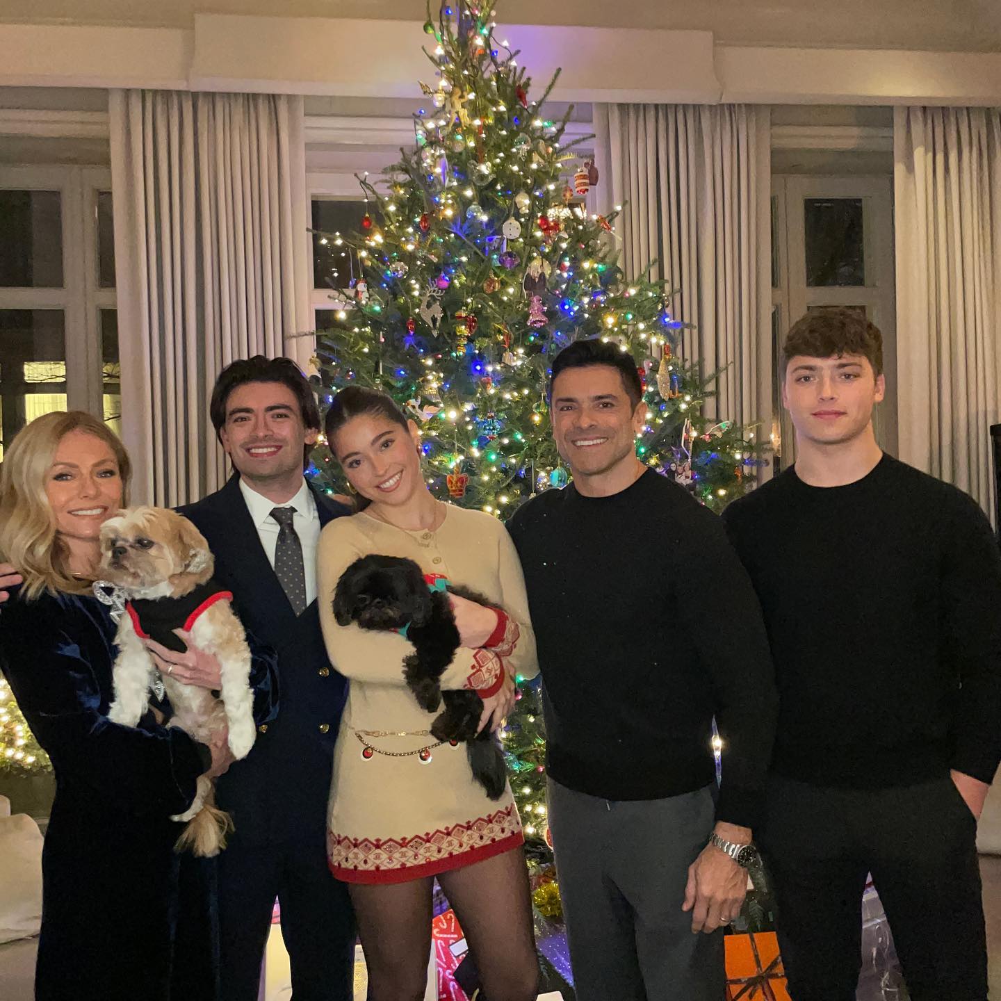 The family dogs make the grand setting feel more relaxed. Their presence adds a sweet lived-in touch to the holiday scene. | Source: Instagram/kellyripa