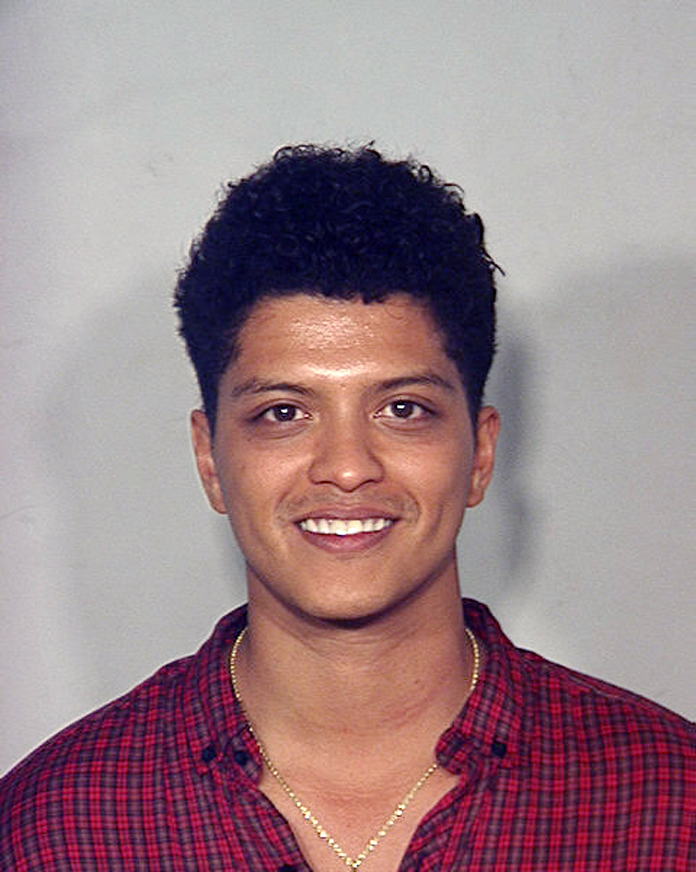 Bruno Mars smiling for his mugshot at Clark County Detention Center in Las Vegas, Nevada on September 19, 2010. | Source: Getty Images