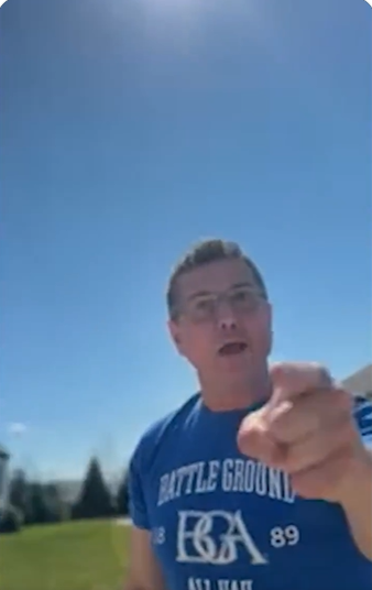 The moment Ronnie Taylor points at Alan Ritchson during the altercation under a clear sky. | Source: X/TMZ