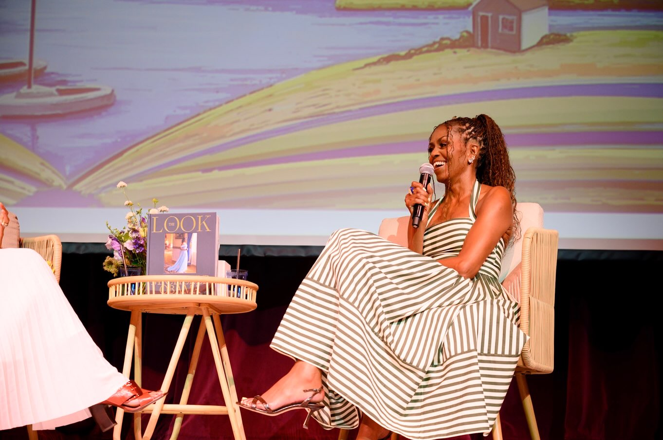 Addressing the crowd, Obama acknowledged that her ultra-glamorous attire was a clear departure from typical island life, where she usually goes barefoot in simple layers. | Source Instagram/michelleobama