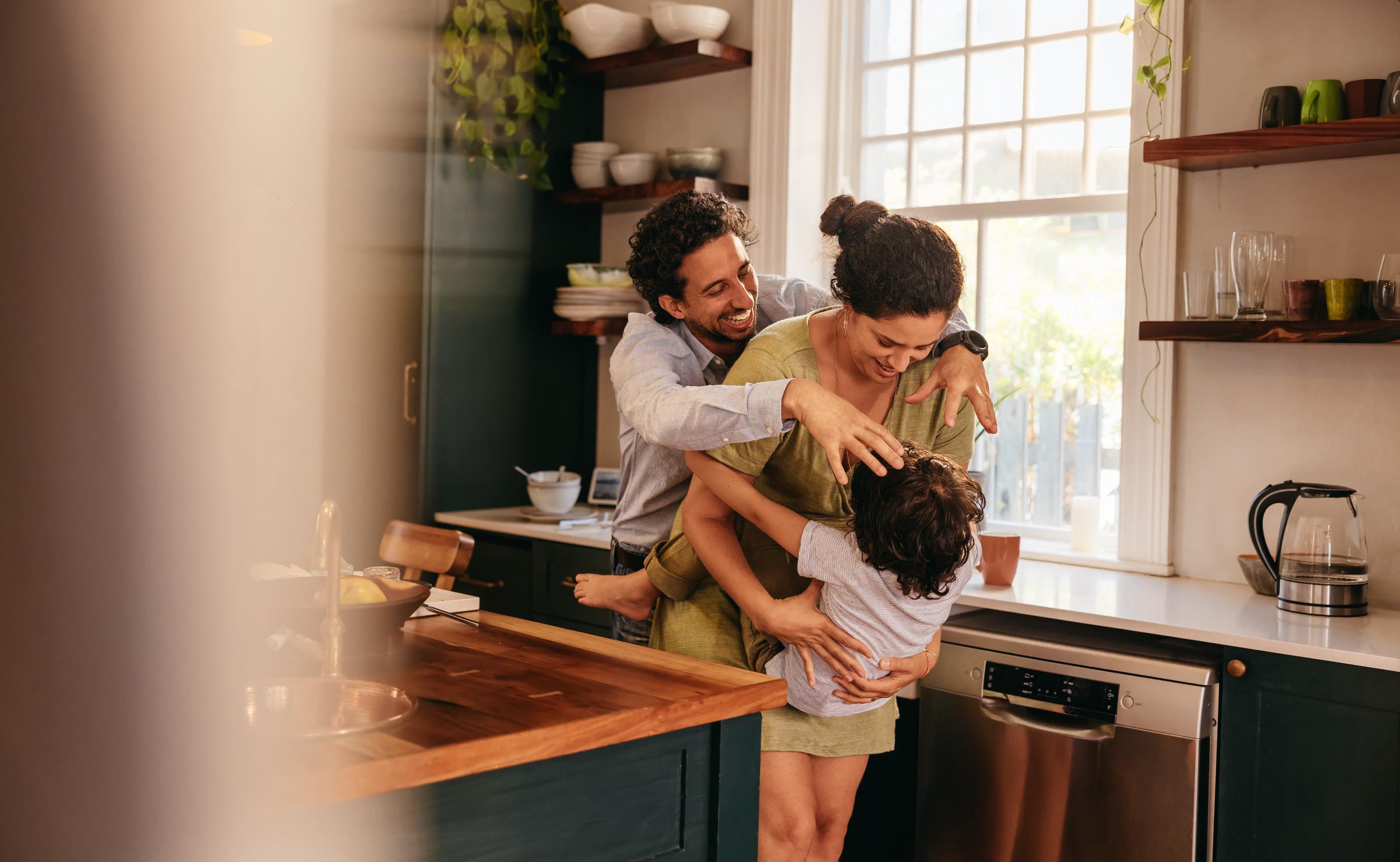 Even young children can join in with simple kitchen tasks, like rinsing vegetables or choosing what to serve, making dinner preparation a shared family activity. | Source: Getty Images.