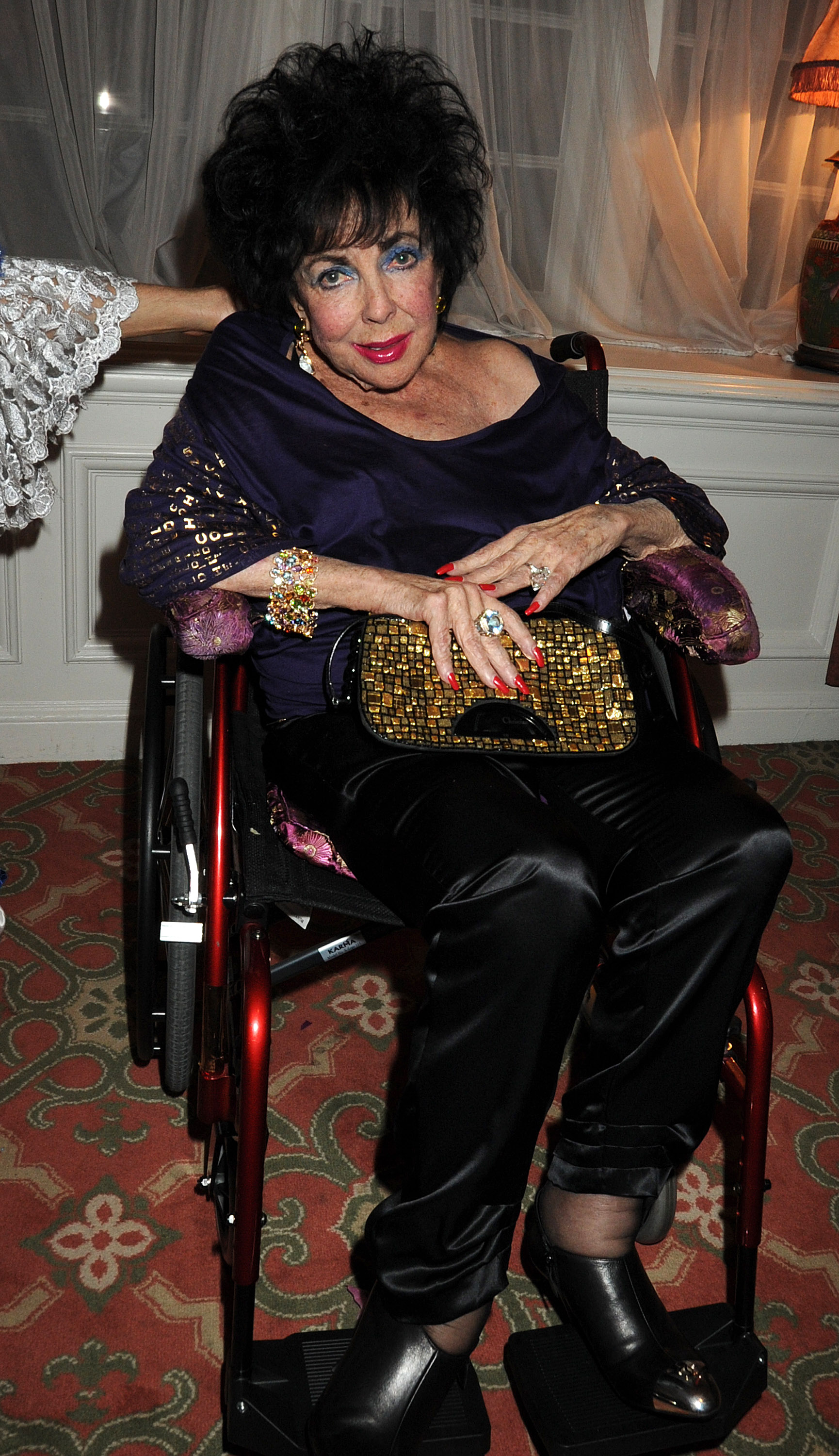 Elizabeth Taylor poses backstage following "Priscilla Queen Of The Desert" on May 6, 2010, at the Palace Theatre in London, England | Source: Getty Images