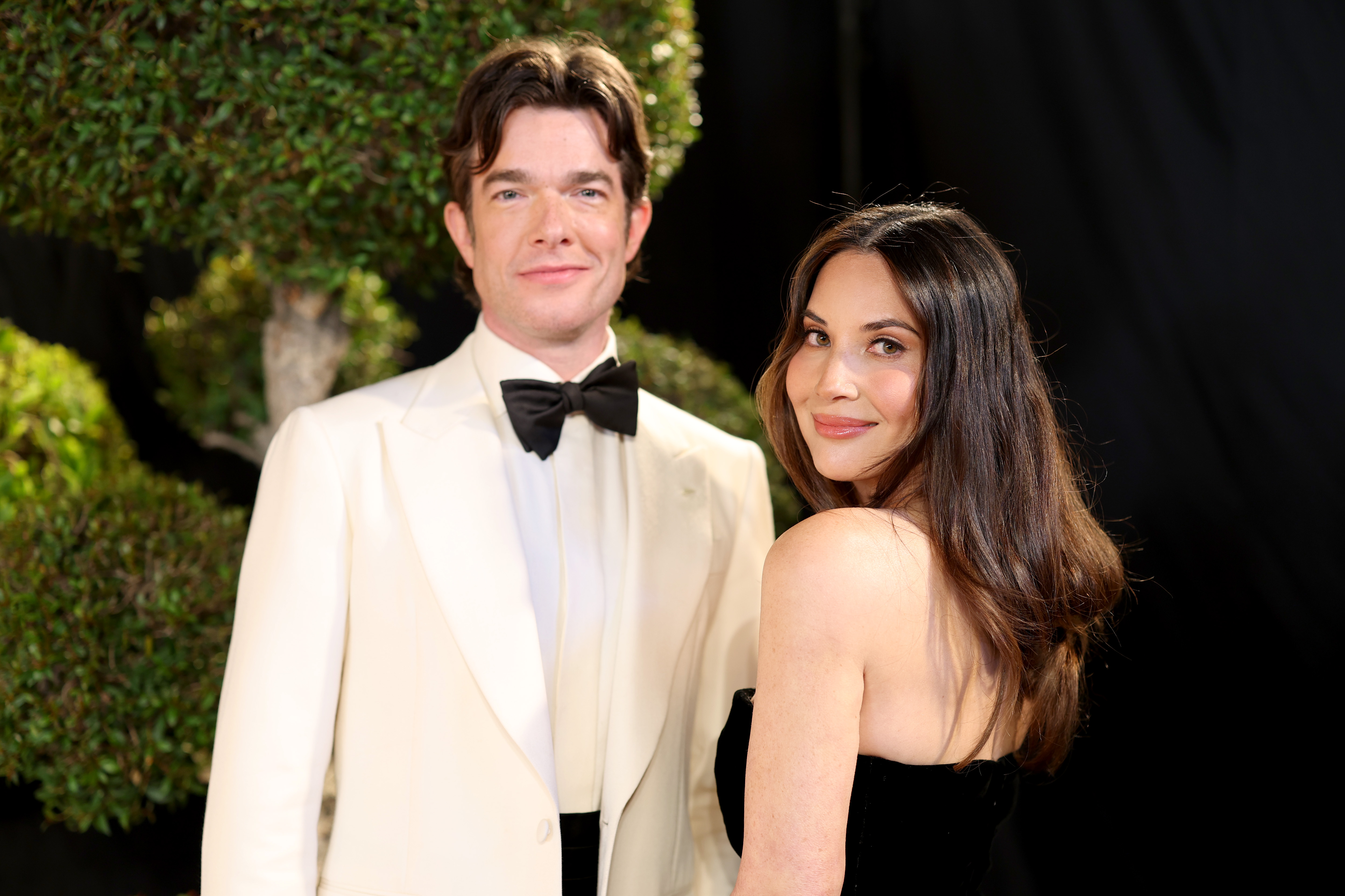 ohn Mulaney and Olivia Munn attend the 2025 Vanity Fair Oscar Party on March 02, 2025 in Beverly Hills, California. | Source: Getty Images