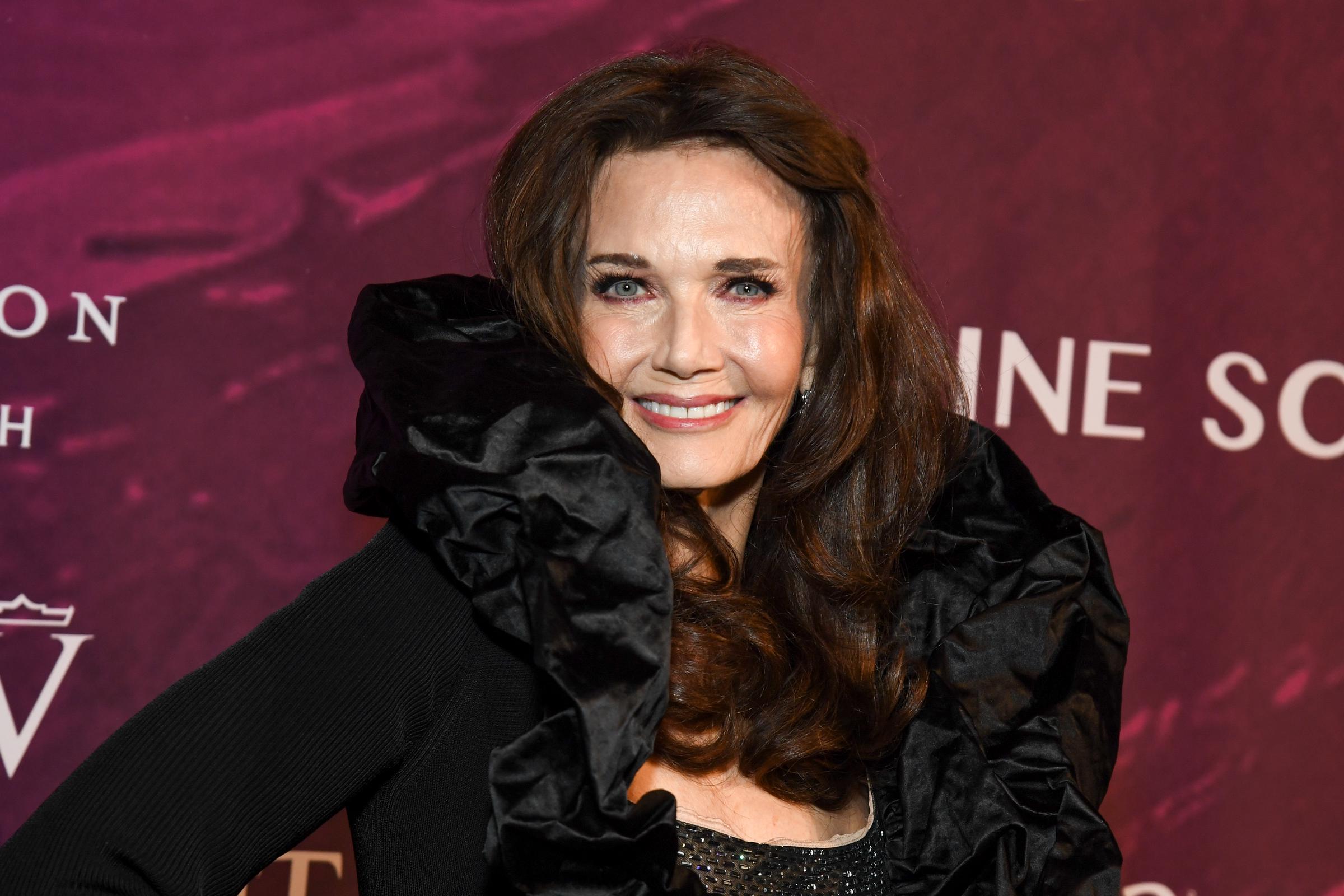 Carter's latest appearance sparked enthusiastic reactions, with one Facebook admirer declaring, "Still a goddess at 75‼️‼️‼️" However, other viewers debated her makeup choices and whether celebrities should be compared with their younger selves.