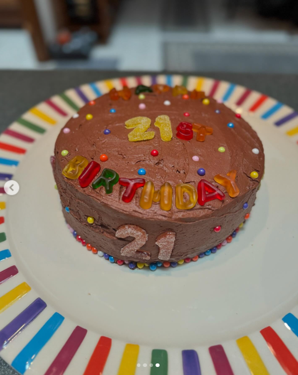 Kate Gosselin celebrates four of her sextuplets' 21st birthday with a colorful cake on May 10, 2025 | Source: Instagram/kateplusmy8