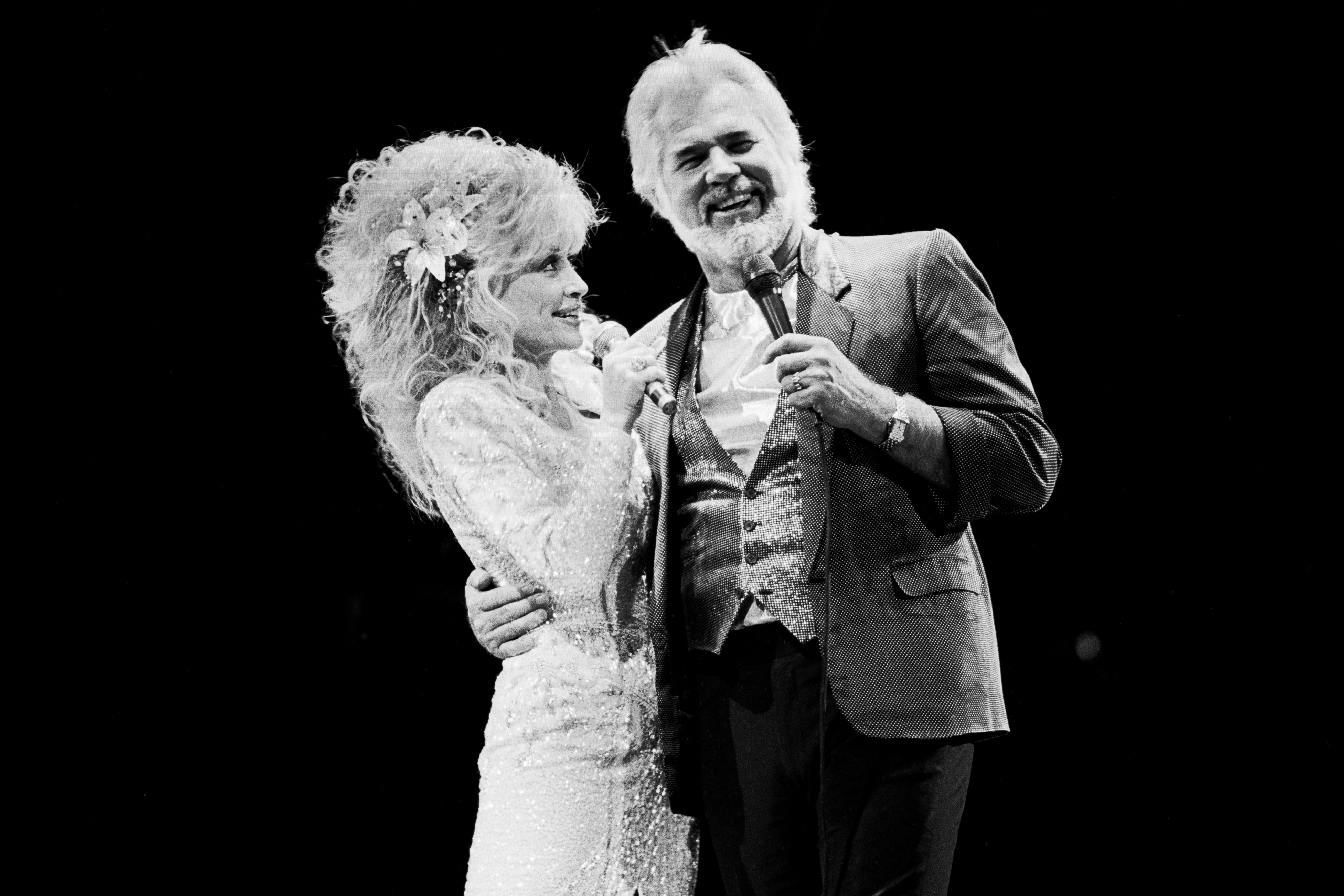Dolly Parton and Kenny Rogers perform together onstage in 1988, showcasing the chemistry that fueled years of romance speculation surrounding the longtime friends and collaborators. | Source: Getty Images