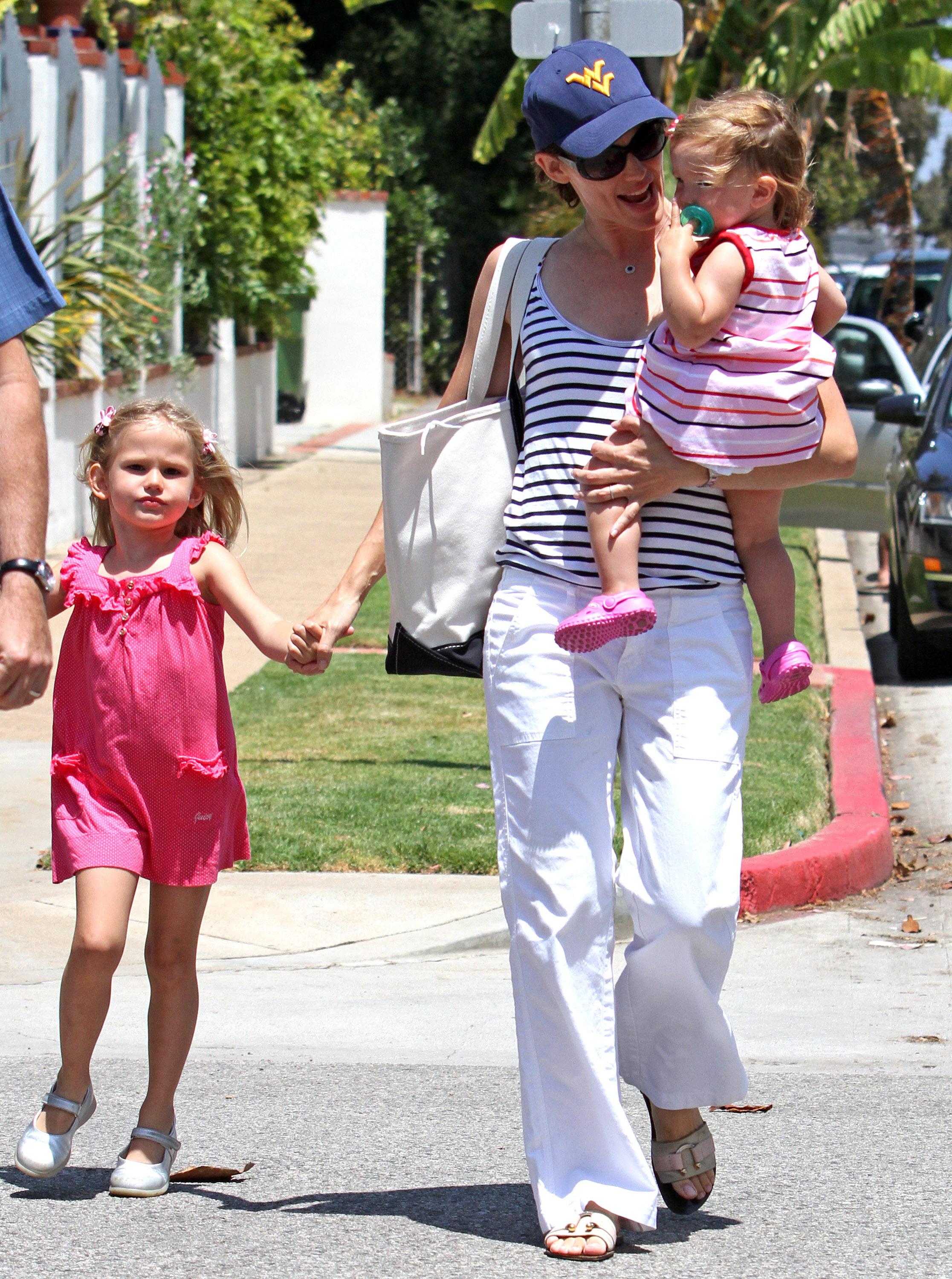 Violet Affleck with her mother and sister in Pacific Palisades, California, on July 4, 2010. | Source: Getty Images