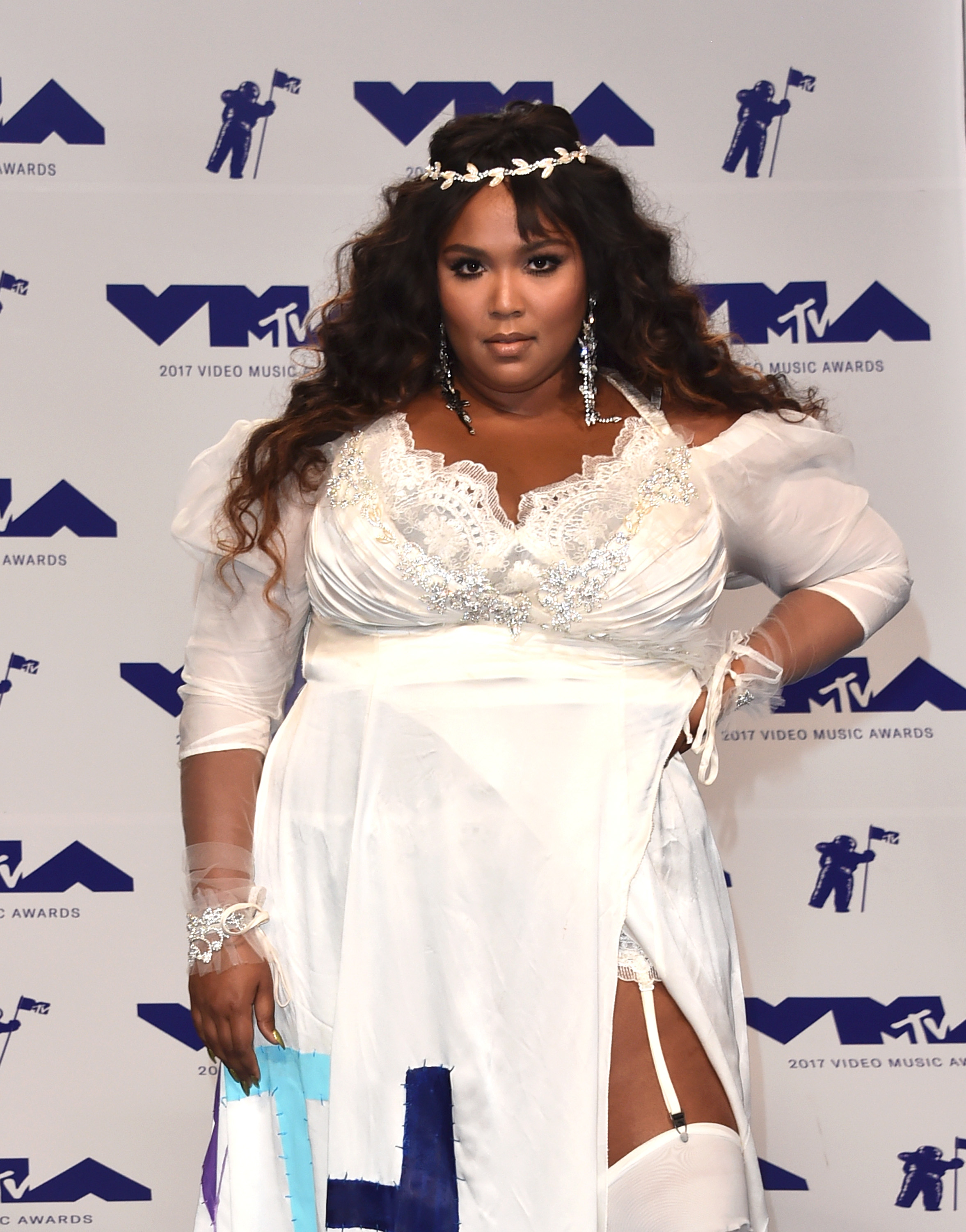 On the MTV VMAs red carpet, Lizzo commands attention with a poised, confident stance, signaling her arrival on one of pop culture’s biggest stages. In a striking, statement-making look, the moment reflects a turning point — where rising star becomes undeniable presence.