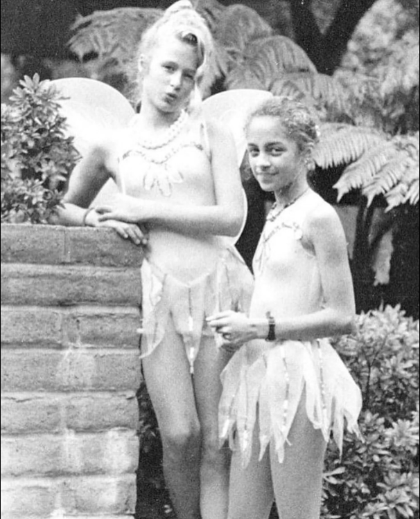 The influencer (L) with her sister | Source: Facebook/parishilton