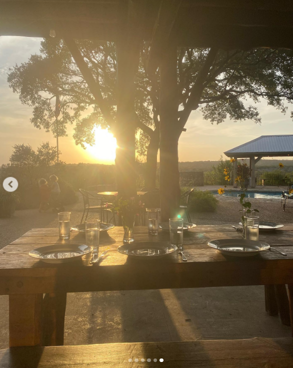 Outdoor dinner setup at sunset on the Van Der Beek family’s Texas ranch, as posted in October 2020 | Source: Instagram/vanderkimberly