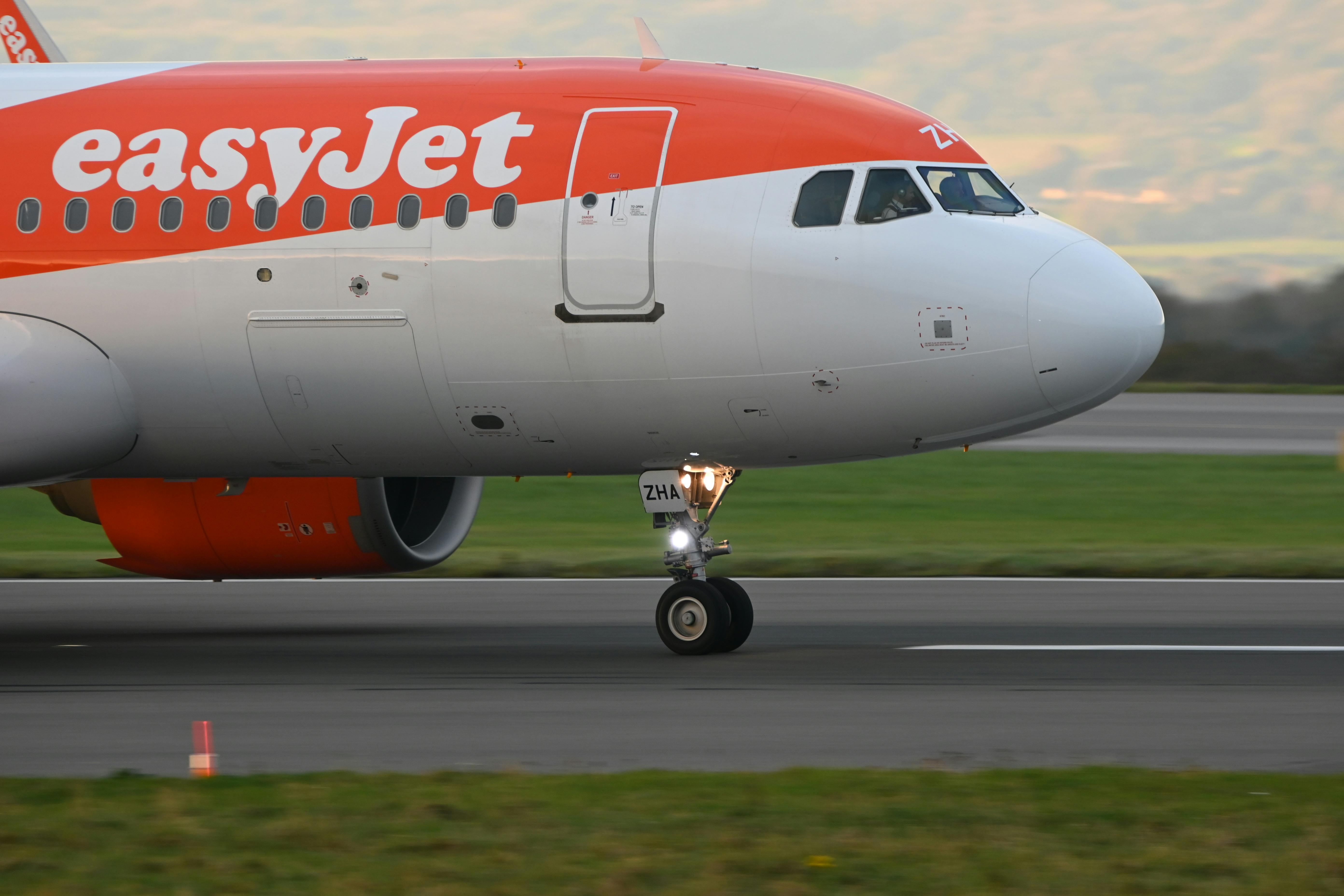EasyJet plane on a runway in Bristol, United Kingdom. | Source: Pexels