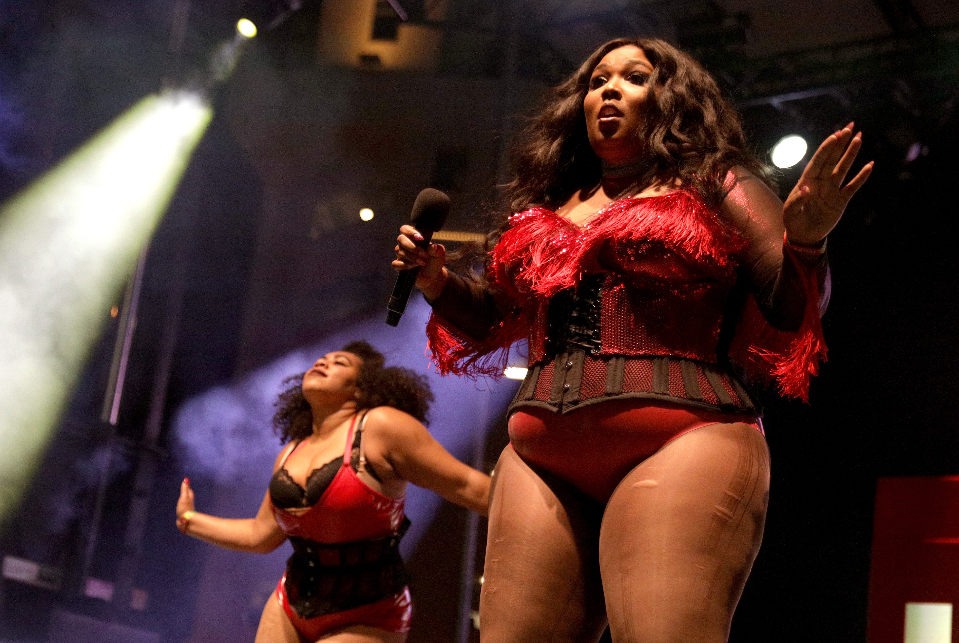 Sharing the stage with Courtney Hollenquest, Lizzo delivers a high-energy performance, her presence commanding amid lights, movement, and roaring crowd energy. In a bold, theatrical look, the moment captures her evolution into a full-scale performer — confident, dynamic, and impossible to overlook.