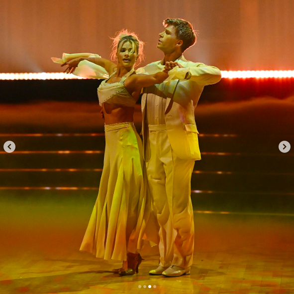 Witney Carson and Robert Irwin dancing their Foxtrot. | Source: Instagram/dancingwiththestars