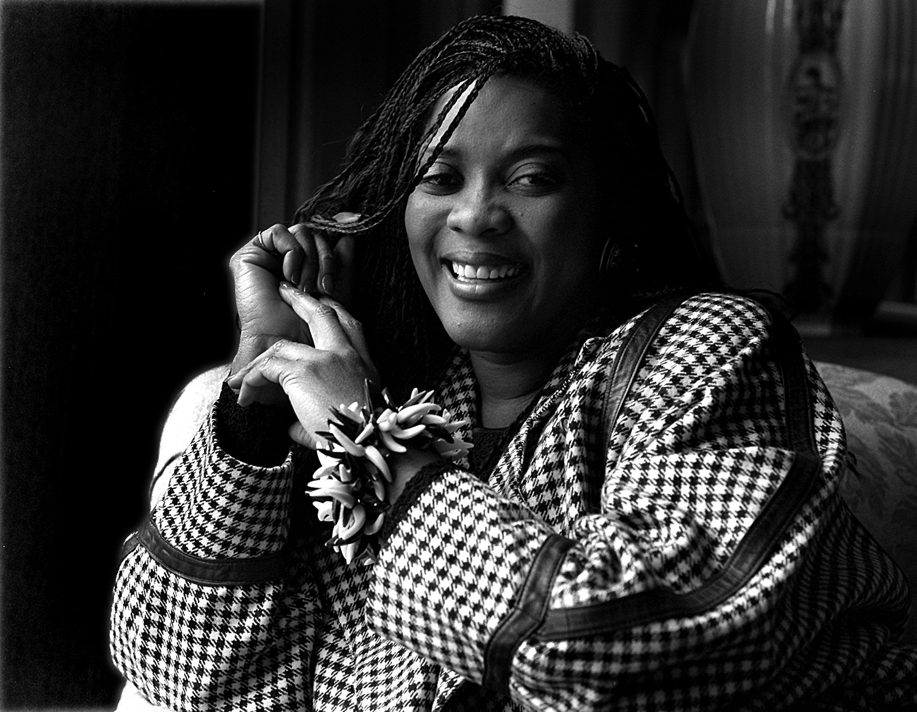 Loretta Devine poses at the Four Seasons Hotel in Boston, Massachusetts, on December 15, 1995 | Source: Getty Images