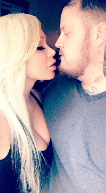 The couple frequently shared glimpses of their relationship on social media. In this photo, they posed for a romantic selfie on September 10, 2016. | Source: Instagram/xomgitsbunnie
