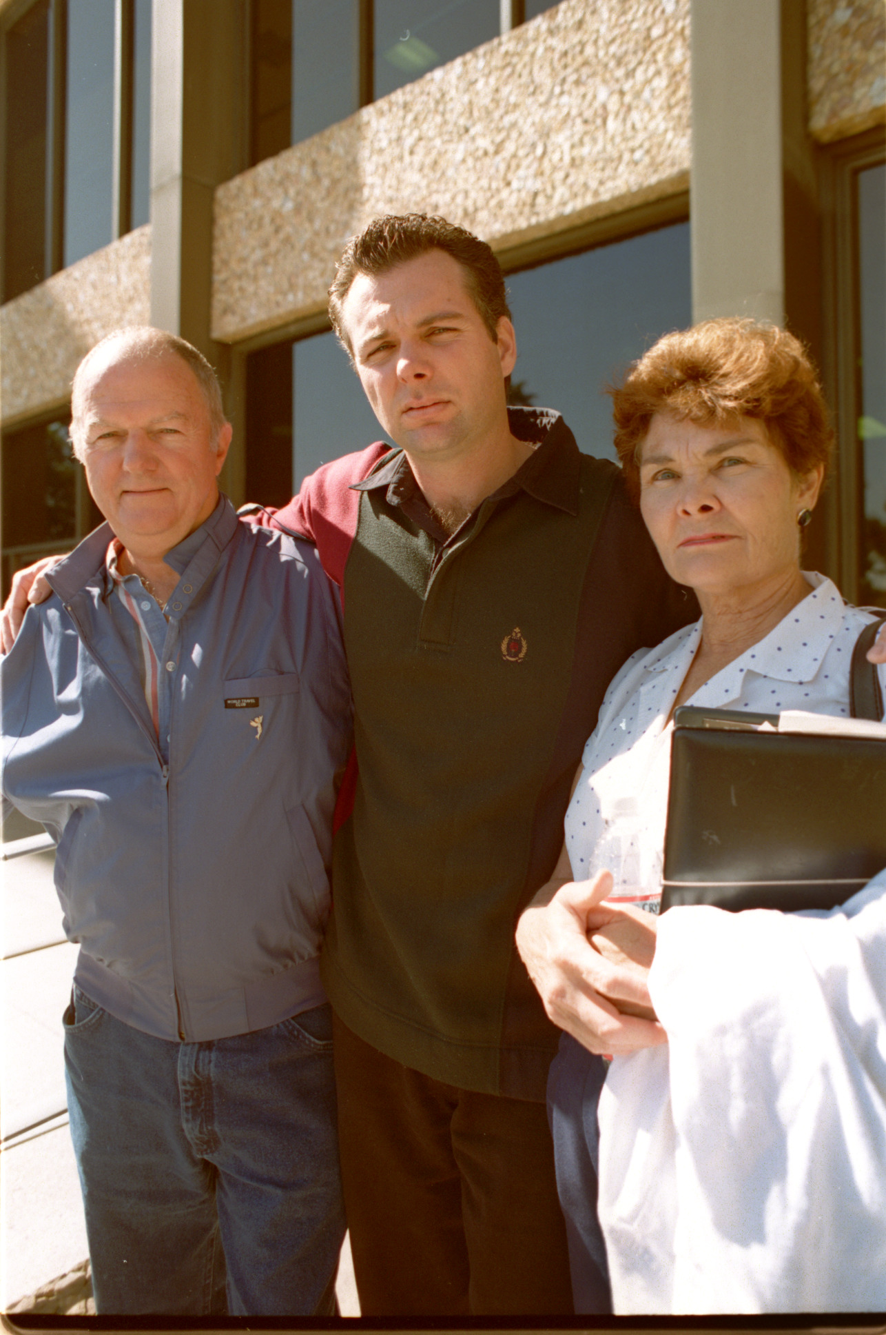 Elaine and Bob Sobek, with their son Steve, during a lunch break at the murder trial of Charles Rathbun on October 25, 1996. | Source: Getty Images