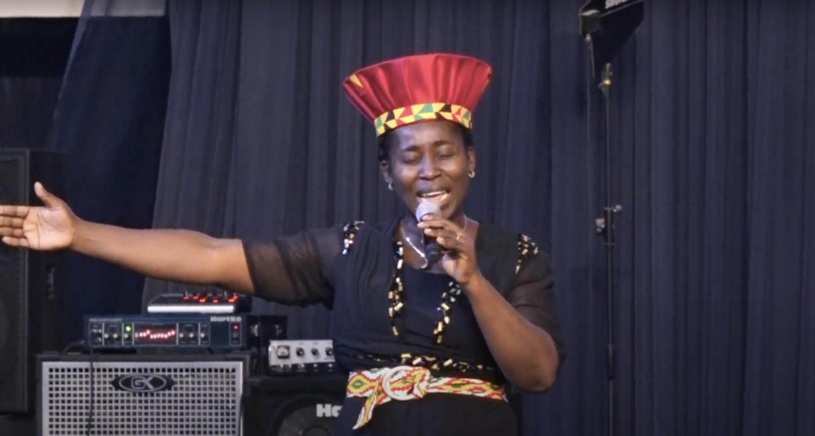 Osinachi Nwachukwu singing at her church in a post uploaded on October 30, 2022 | Source: YouTube/osinachinwachukwufoundation