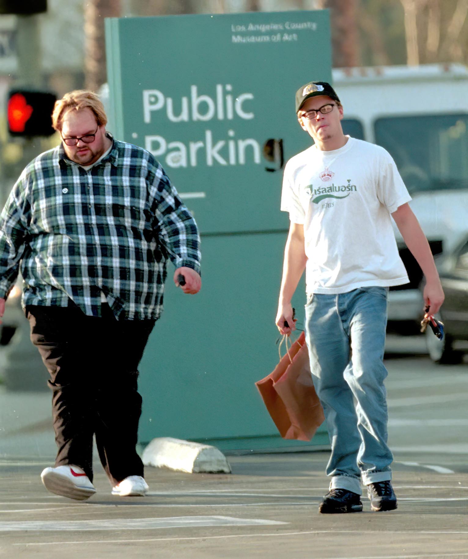Ethan Suplee was photographed walking through Los Angeles alongside Leonardo DiCaprio on January 28, 2000. The image captured the actor during an earlier period of his life and career. Dressed casually in a plaid shirt, dark pants, and sneakers, Suplee appeared noticeably heavier than he would in later years. The candid outing offered a glimpse of his appearance before the significant weight loss and fitness journey that ultimately transformed his physique.