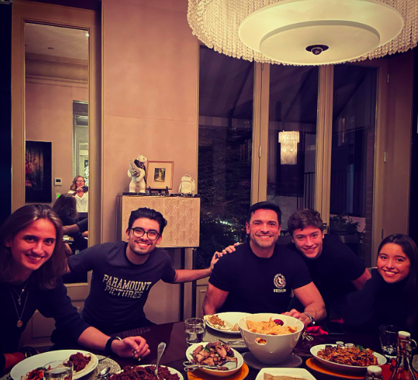 Family meals bring the townhouse back down to earth. For all its lacquer and chandeliers, it is still the place everyone comes home to. | Source: Instagram/kellyripa