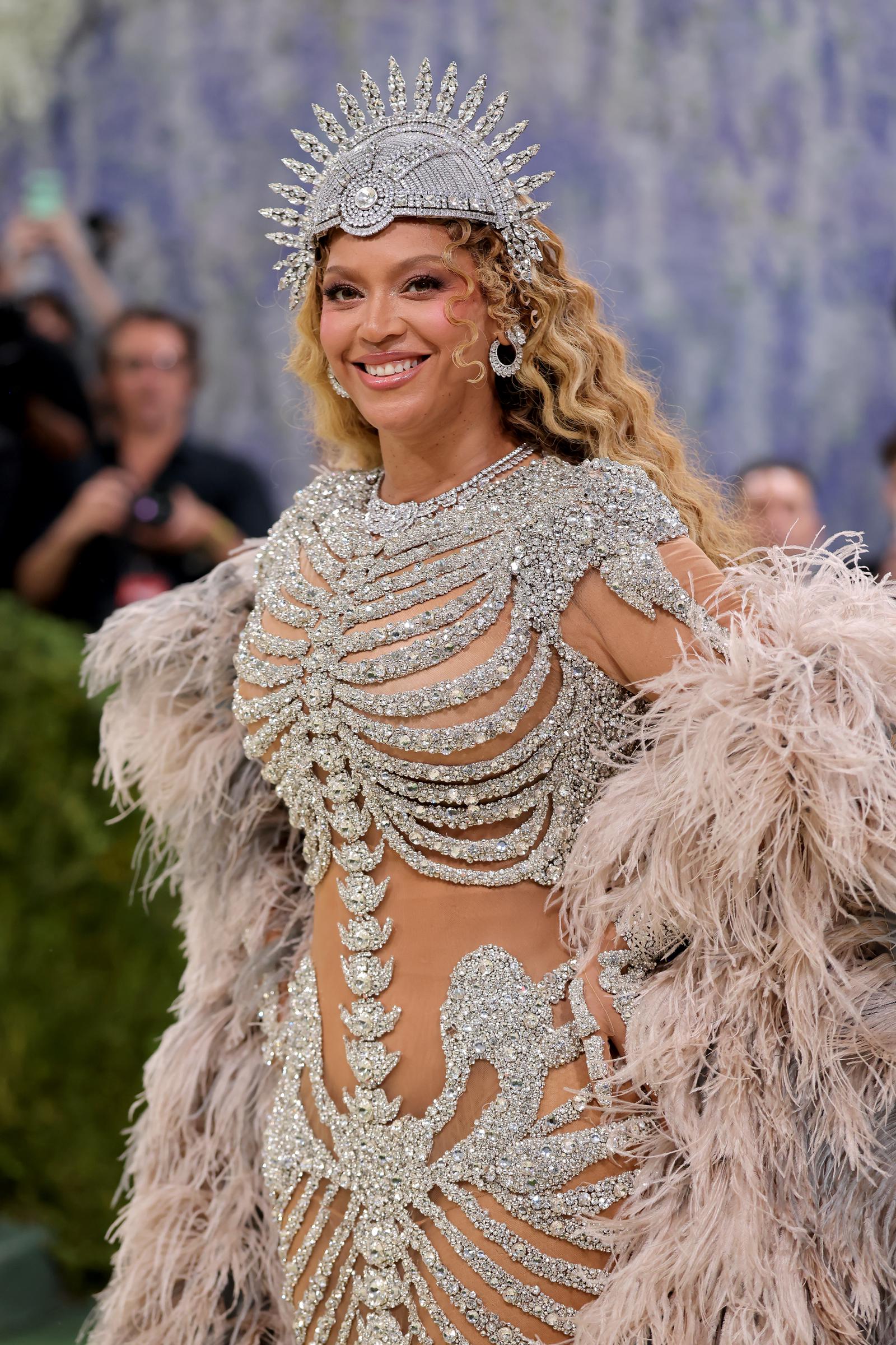 A close-up shows Beyoncé's jeweled headpiece, earrings, and crystal bodice | Source: Getty Images