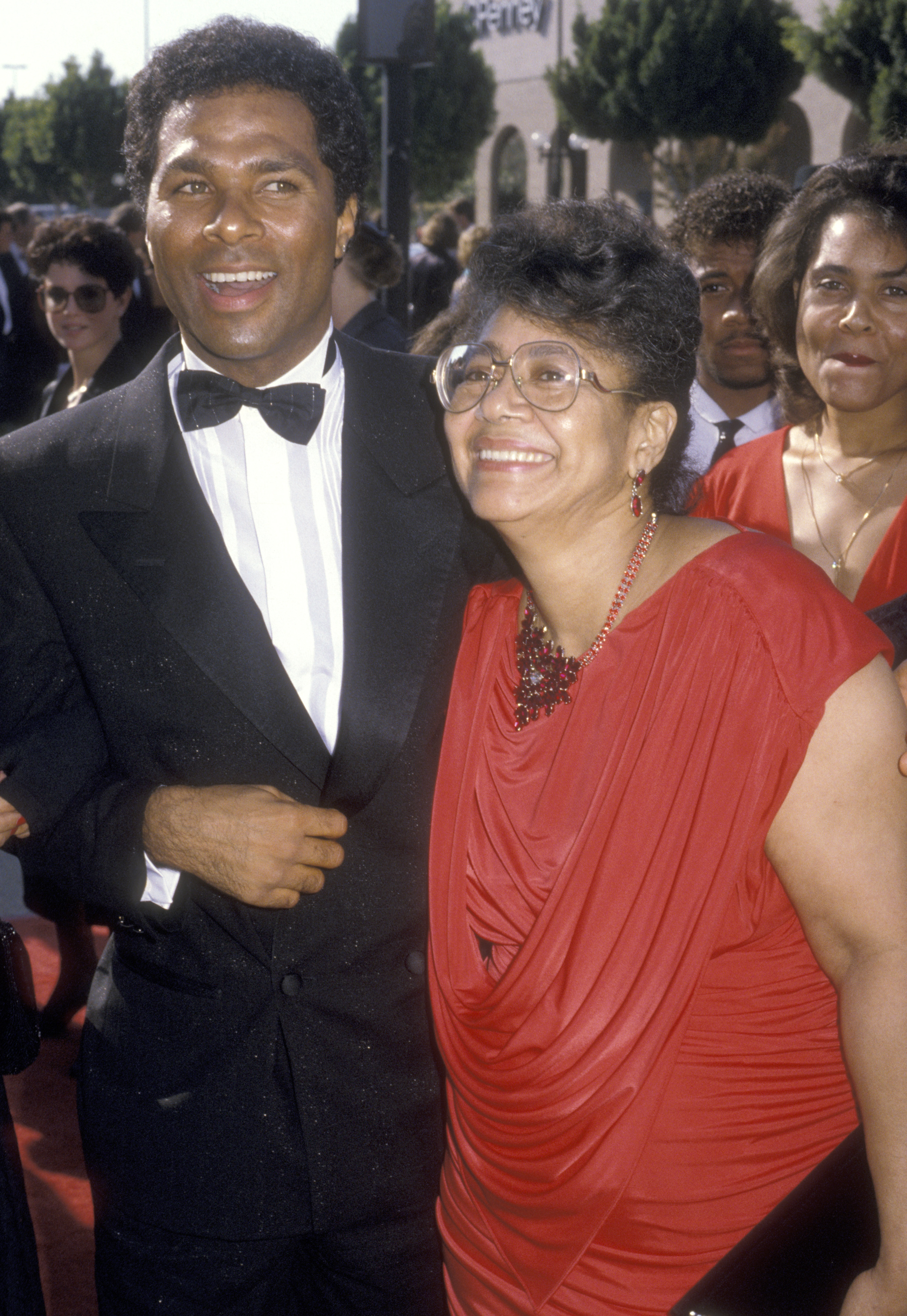 Philip Michael Thomas and his mother Lulu McMorris attend the 38th Annual Primetime Emmy Awards on September 21, 1986 | Source: Getty Images