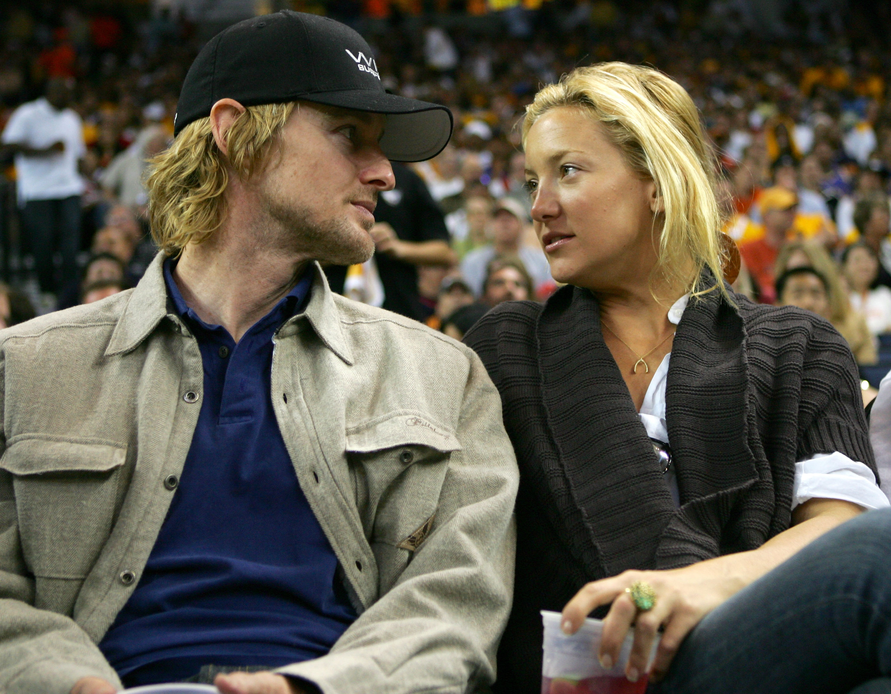 Owen Wilson and Kate Hudson during the NBA Playoffs on April 29, 2007, in Oakland, California. | Source: Getty Images