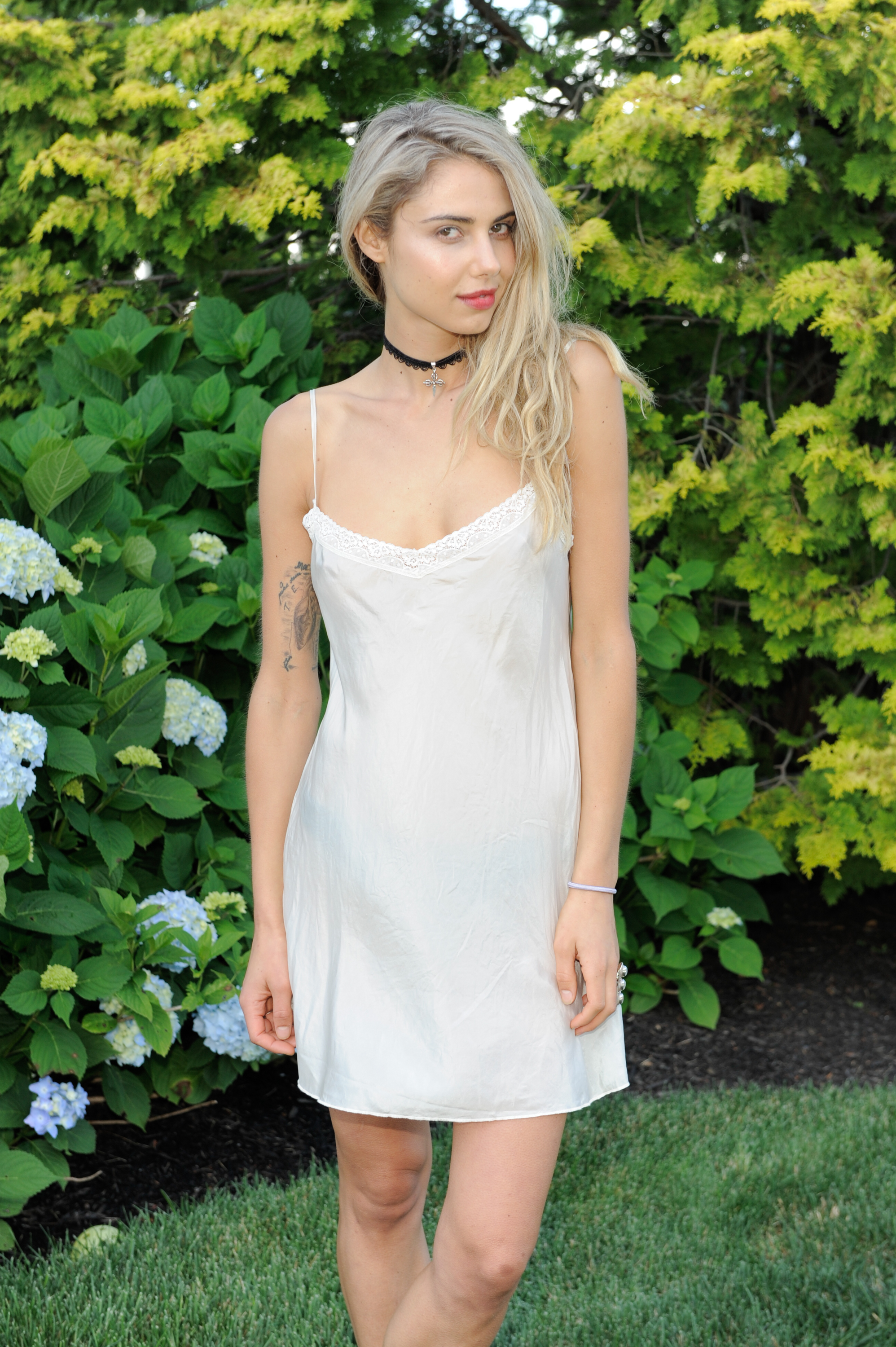 Sahara Ray attends the Revolve Hamptons Kick-Off Party hosted by Emily Ratajkowski in Sagaponack, New York, on July 4, 2015. Years before her daughter's father was identified, the Australian model drew public attention for her rumored romances with famous musicians. | Source: Getty Images