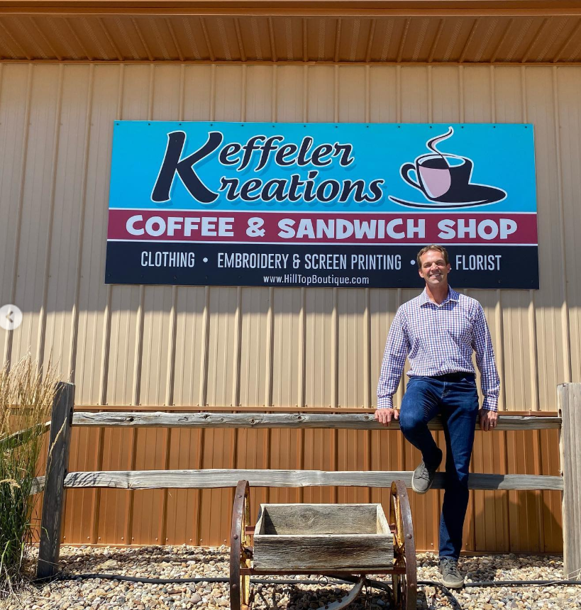 Leaning casually beneath a bright storefront sign, he turns a simple stop at a local shop into a moment of small-town charm. | Source: Instagram/sdbryonnoem