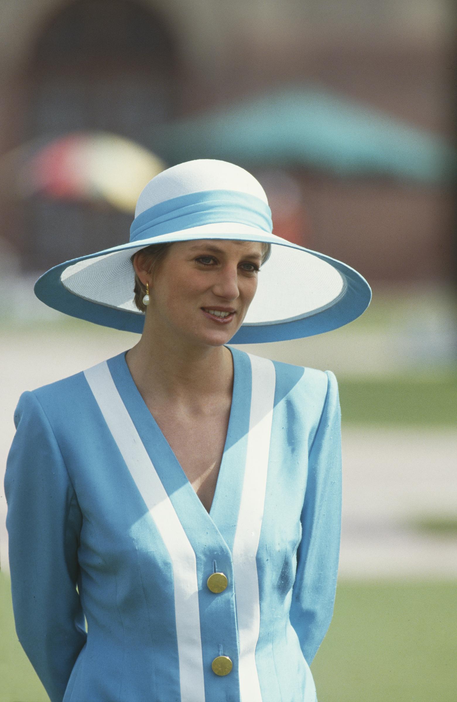 Princess Diana stands with quiet elegance at the Rashtrapati Bhavan in New Delhi on February 12, 1992. Dressed in a striking blue and white Catherine Walker suit paired with a Philip Somerville hat, the late royal embodies refined diplomacy during her visit to India’s presidential palace.