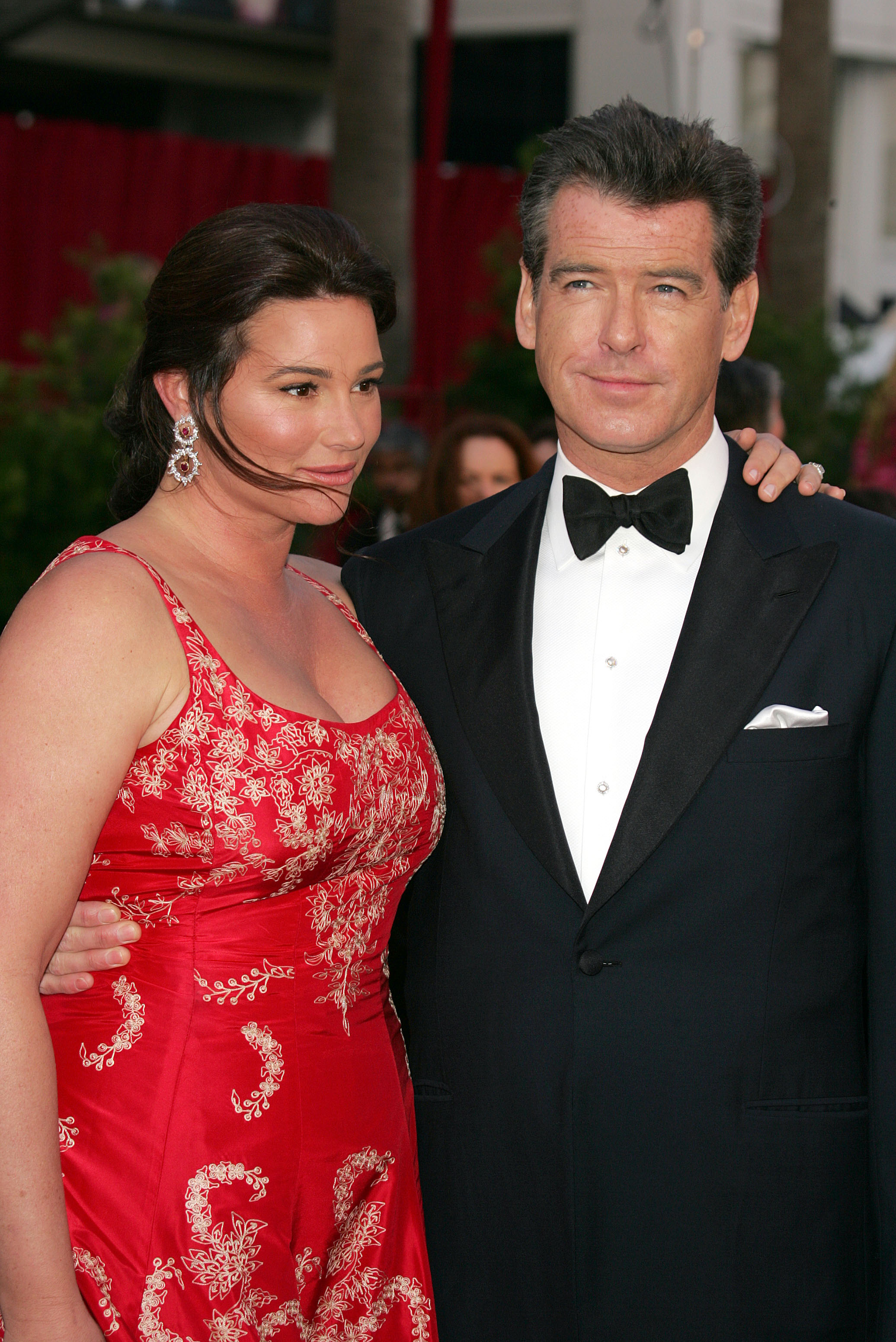 Keely Shaye Smith and Pierce Brosnan arrive at the 77th Annual Academy Awards on February 27, 2005, in Hollywood, California. | Source: Getty Images