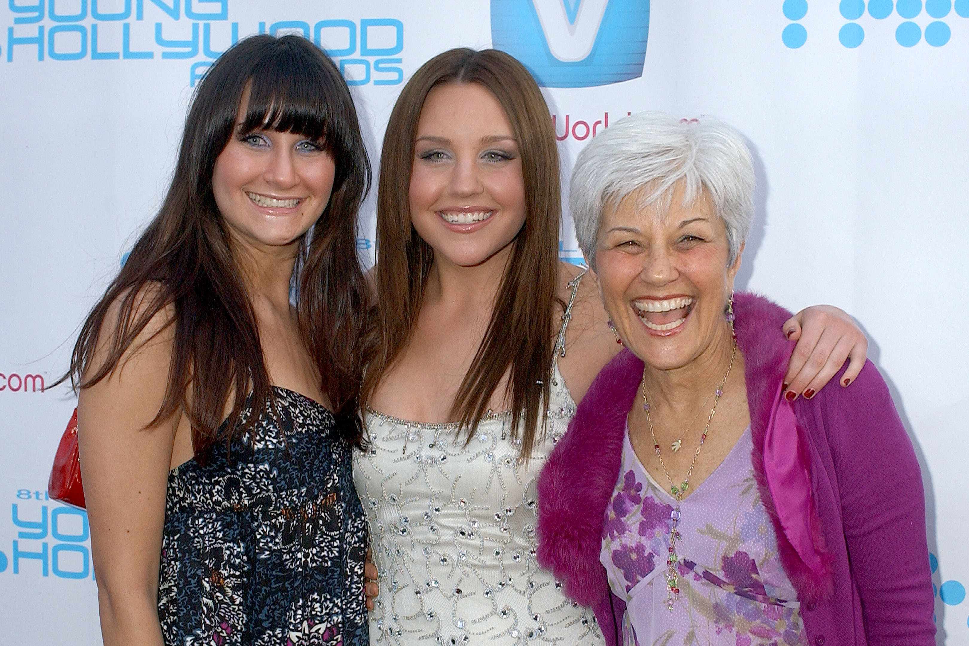 Amanda Bynes with sister and mother at Movieline's Hollywood Life 8th Annual Young Hollywood Awards on April 30, 2006 | Source: Getty Images
