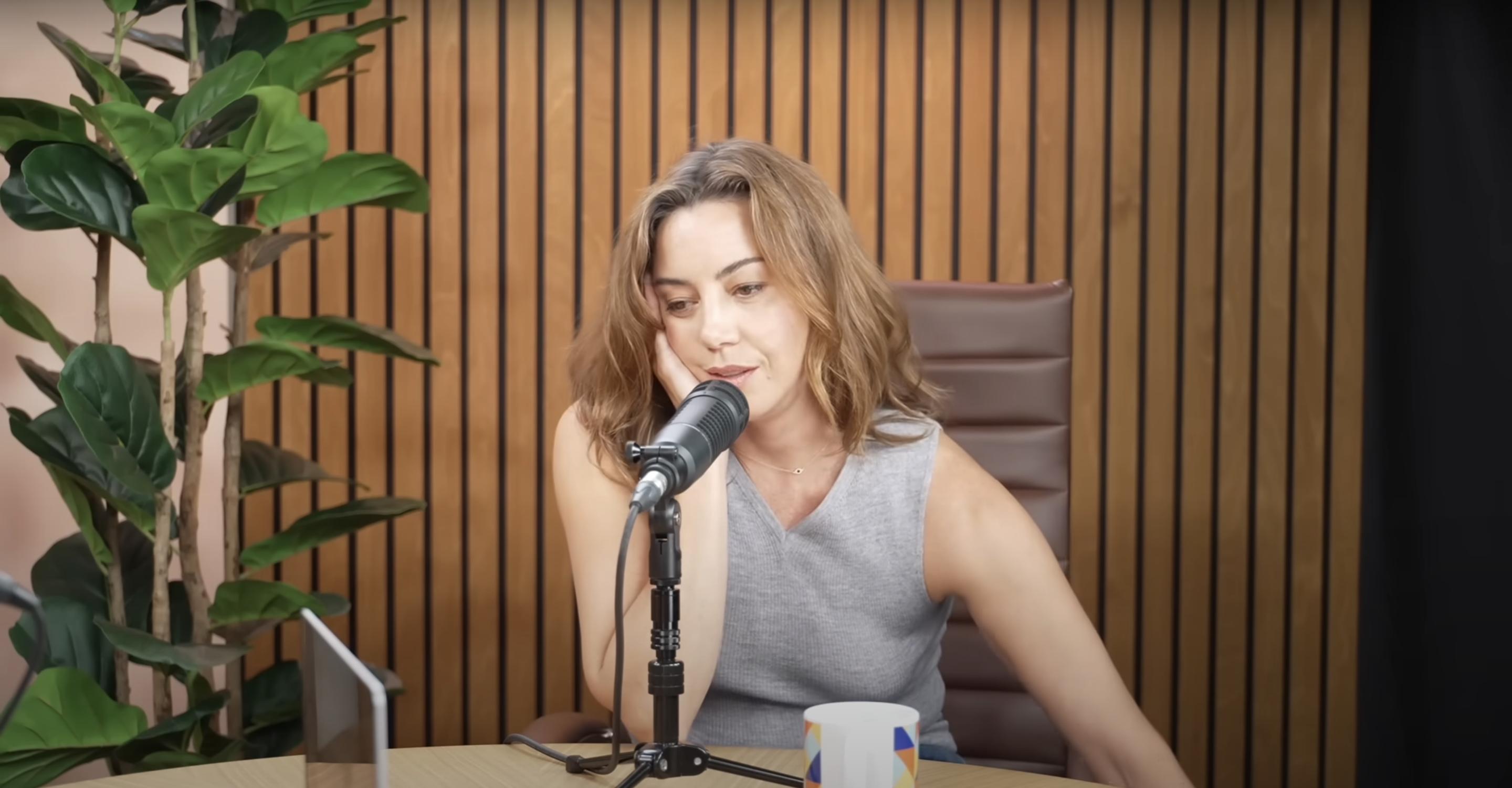 Aubrey Plaza rests her head in her hand while opening up about her grief, as posted on August 19, 2025 | Source: YouTube/Good-Hang-with-Amy-Poehler