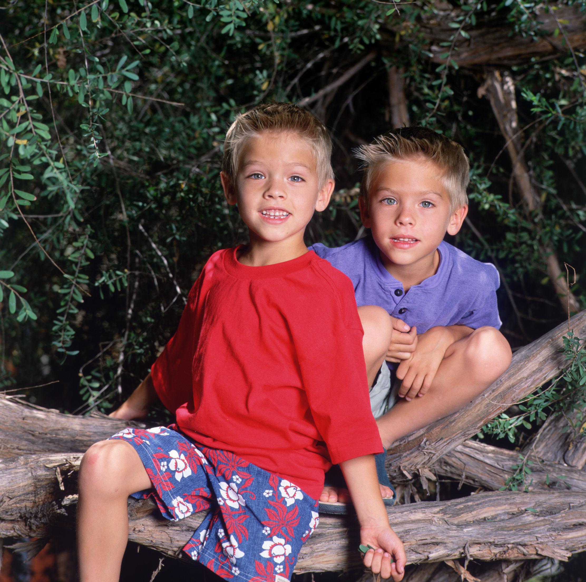 Cole and Dylan Sprouse photographed in 2000. | Source: Getty Images