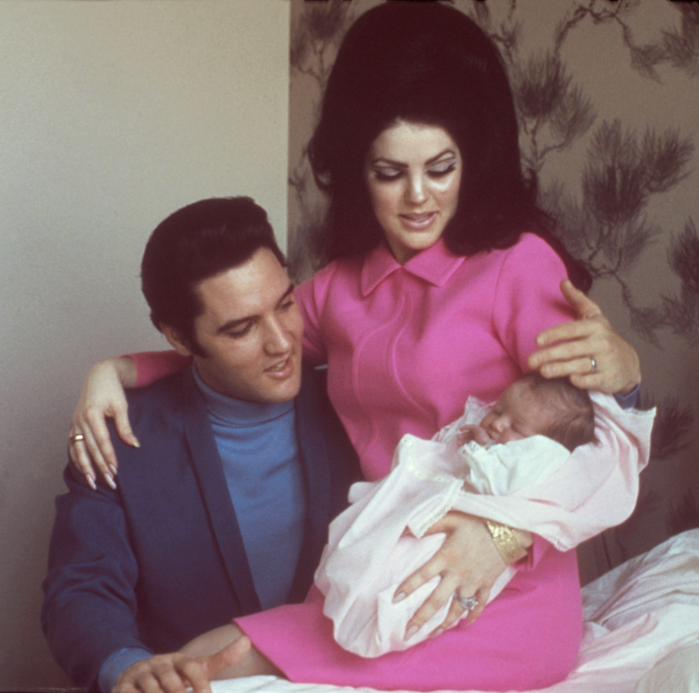 Elvis and Priscilla Presley photographed with their daughter, Lisa Marie Presley, on February 5, 1968, in Memphis, Tennessee. | Source: Getty Images