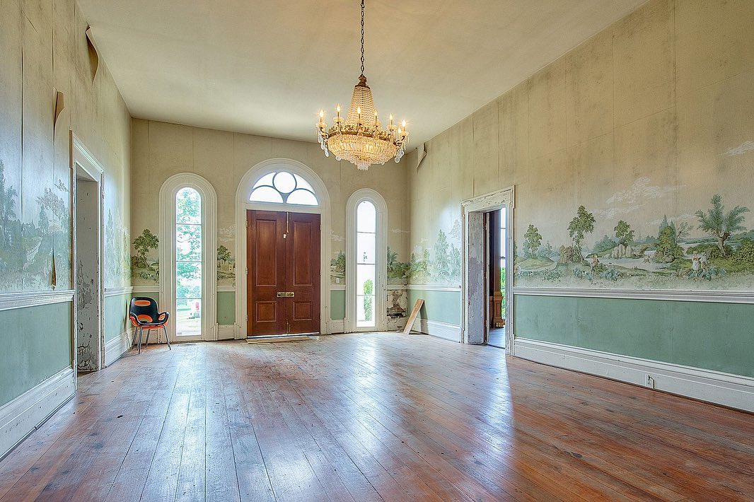 McGraw and Hill's Franklin property combined a substantial rural setting with an unusually old residence. The estate was one of several Tennessee homes associated with the couple over the years. | Source: Instagram/oldhouseaddicts