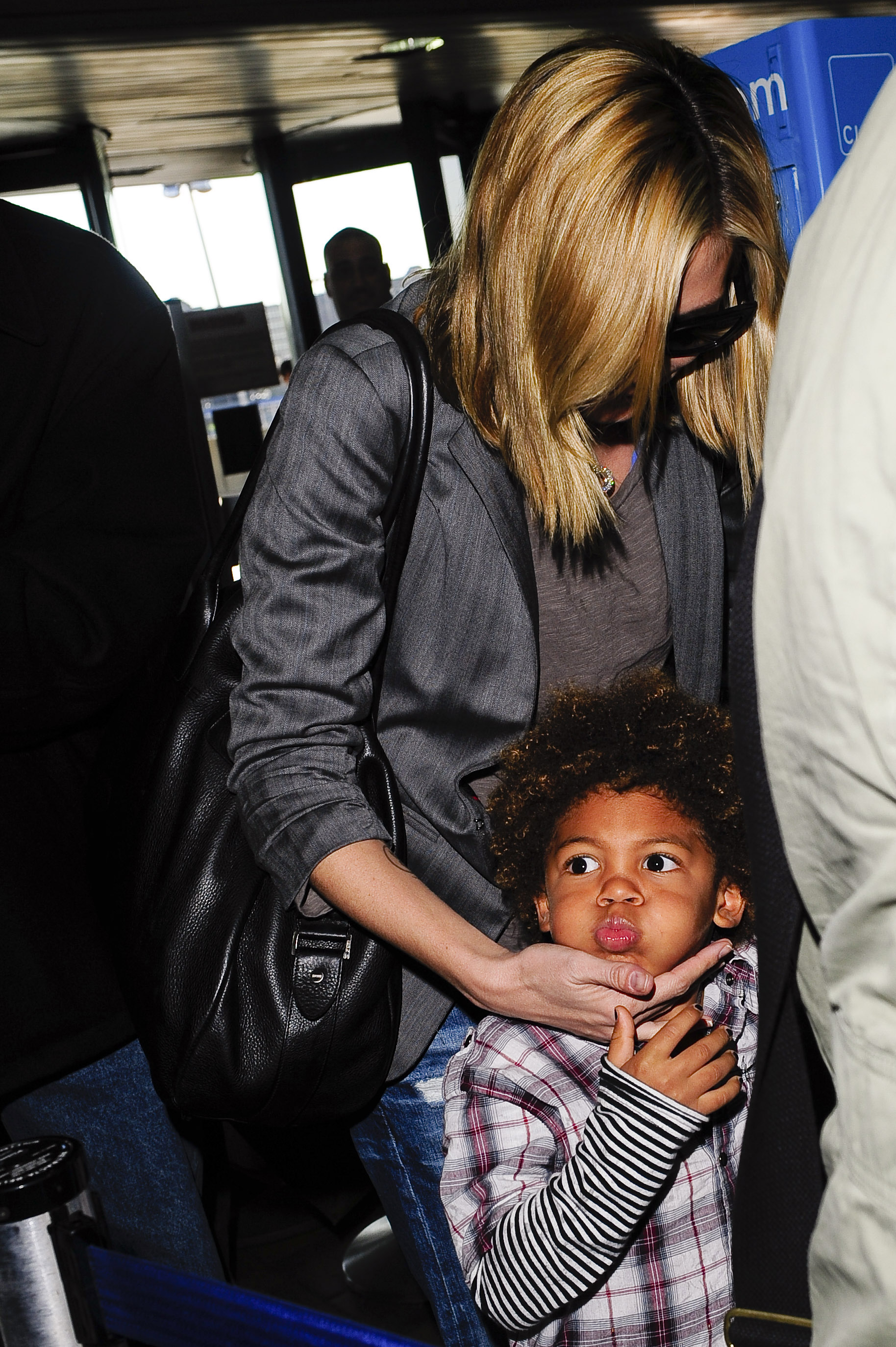 Heidi Klum keeps close to Henry Samuel as they navigate through LaGuardia Airport in New York City on April 17, 2009 | Source: Getty Images